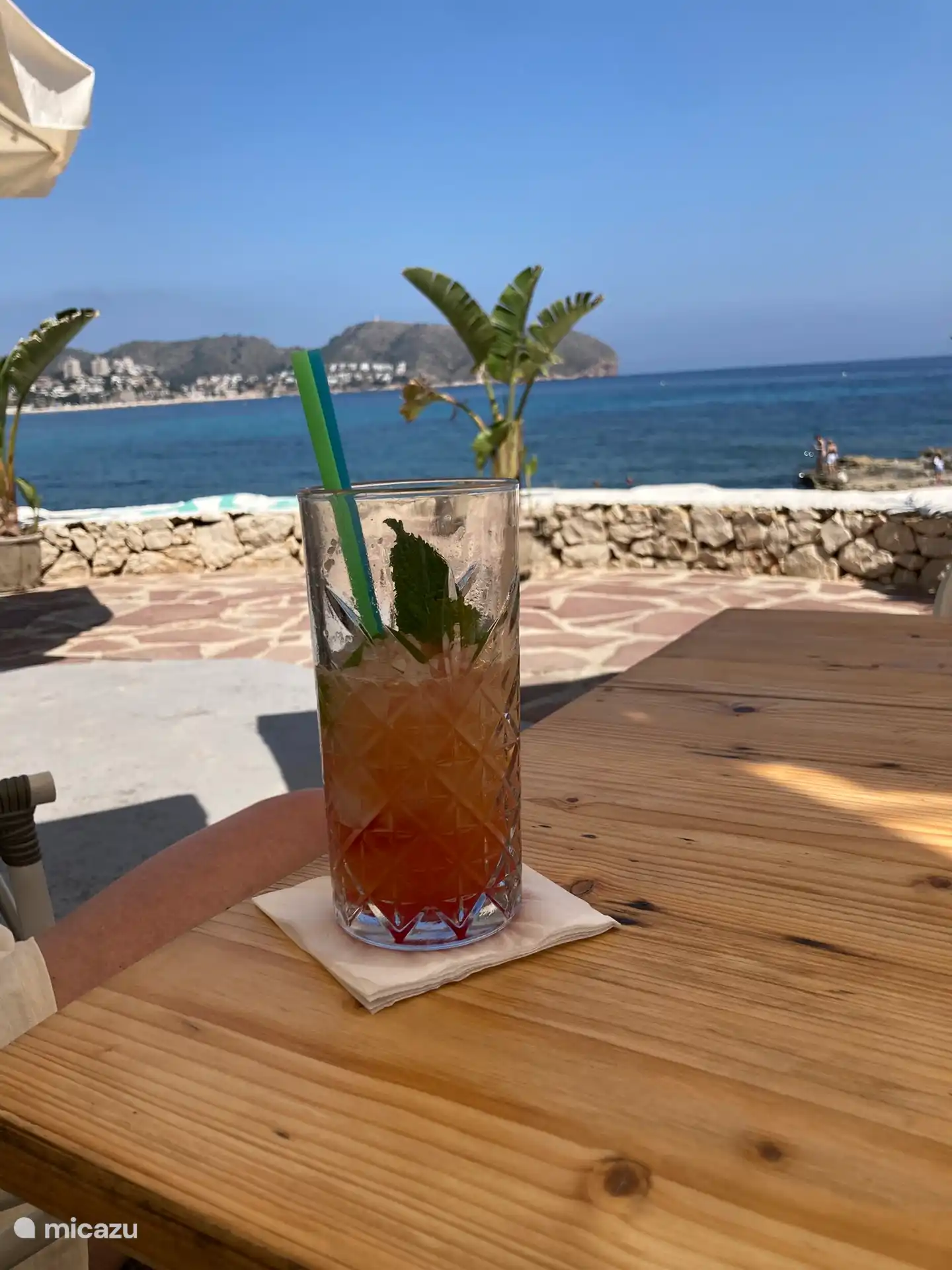 Entspannte Atmosphäre auf den Terrassen in Cala L'Andragó