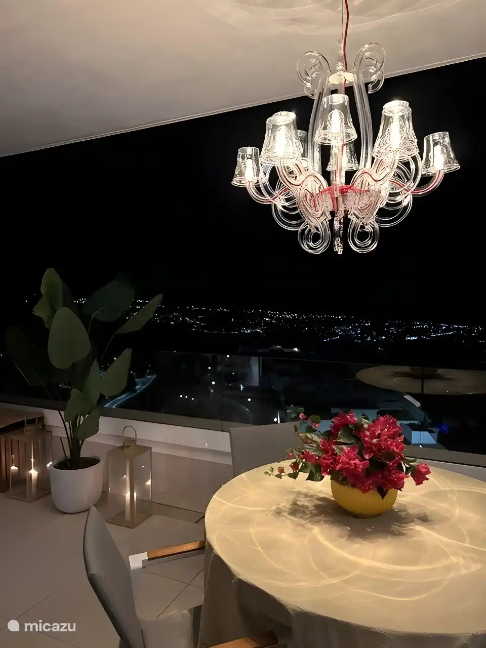 Mesa de comedor en terraza con vistas