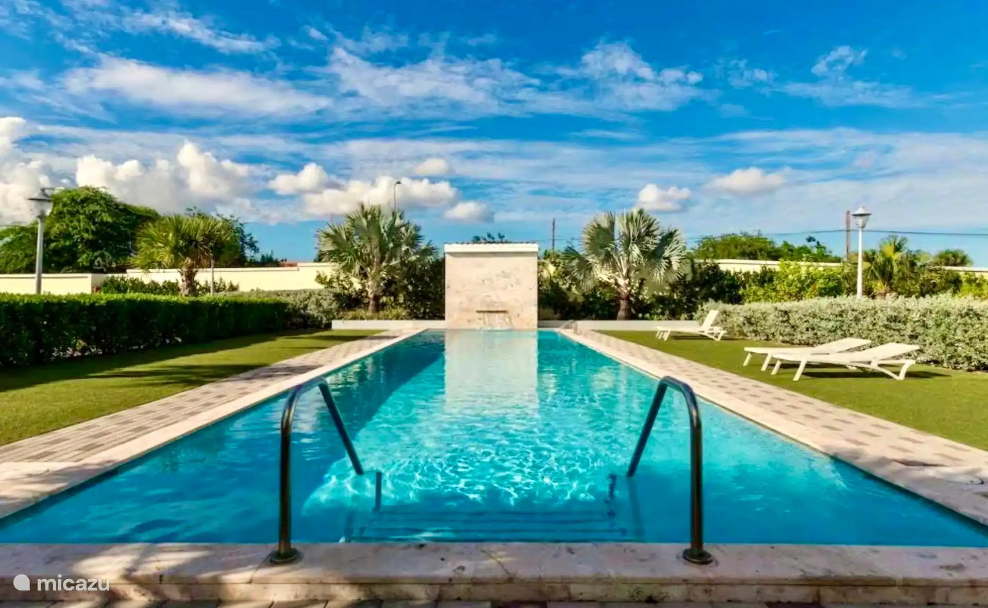 Un resort cerrado con puerta segura, equipado con piscina de 20 m y aparcamiento privado. El apartamento está en la planta baja, junto a la piscina.