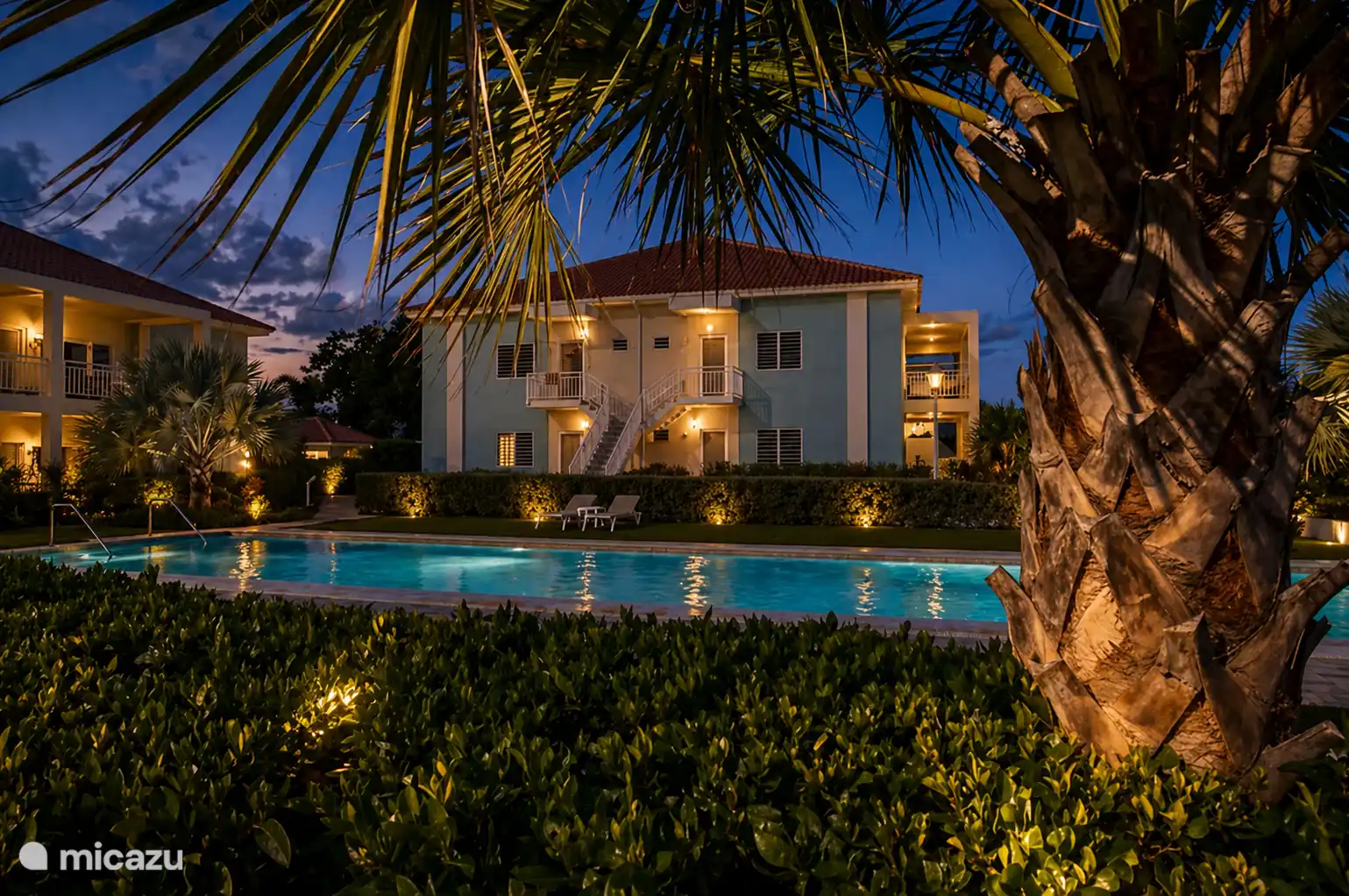 Un resort cerrado con puerta segura, equipado con piscina de 20 m y aparcamiento privado. El apartamento está en la planta baja, junto a la piscina.