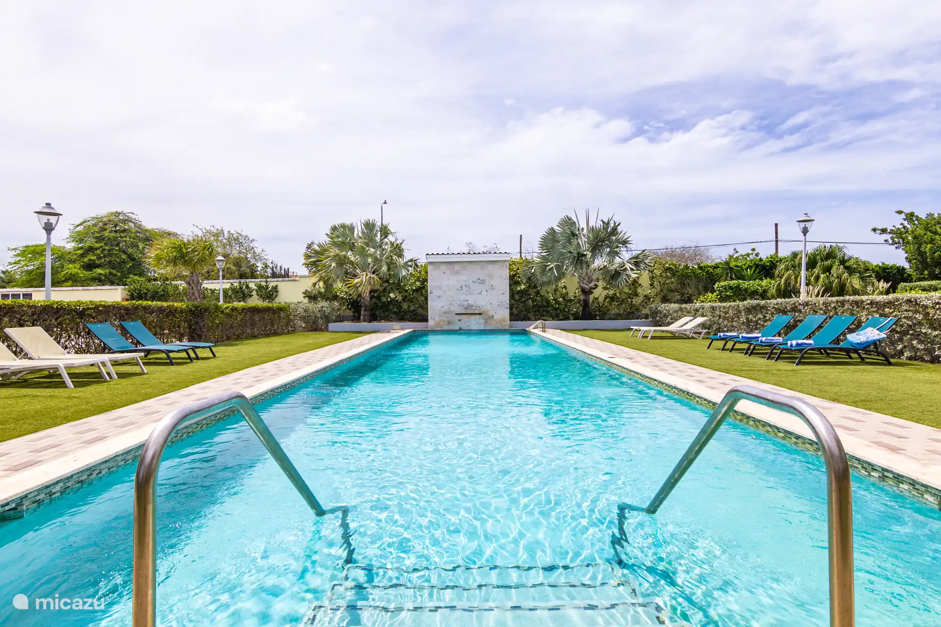 Early in the morning you can enjoy the 20m swimming pool in a few steps from the front door. 