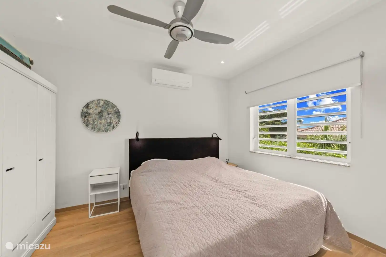 La ventana está equipada con mosquiteros para una noche de sueño segura ;)