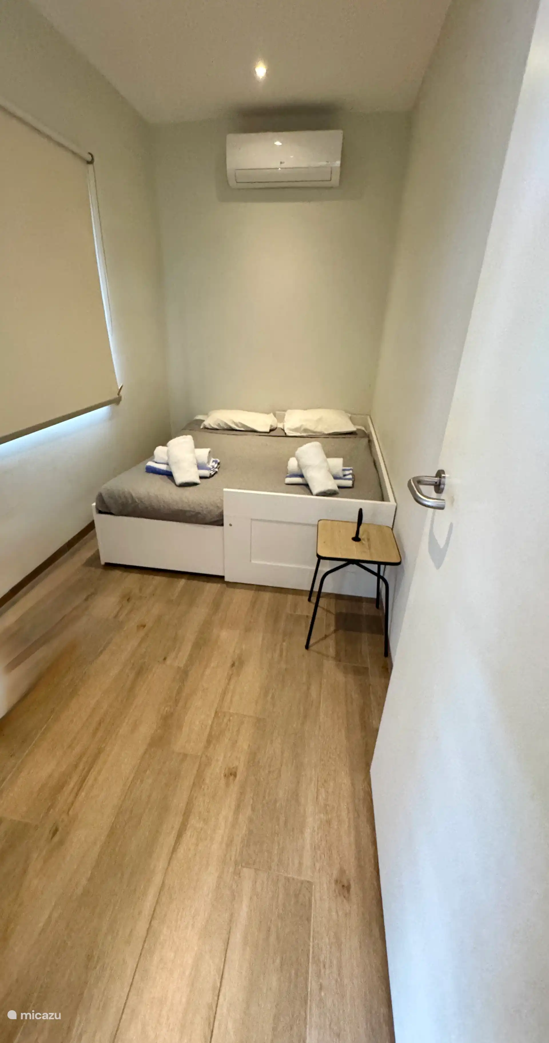 Este dormitorio tiene una cama individual que se puede extraer y convertirla en una cama doble. La ventana está equipada con mosquiteros para una noche de sueño segura ;)