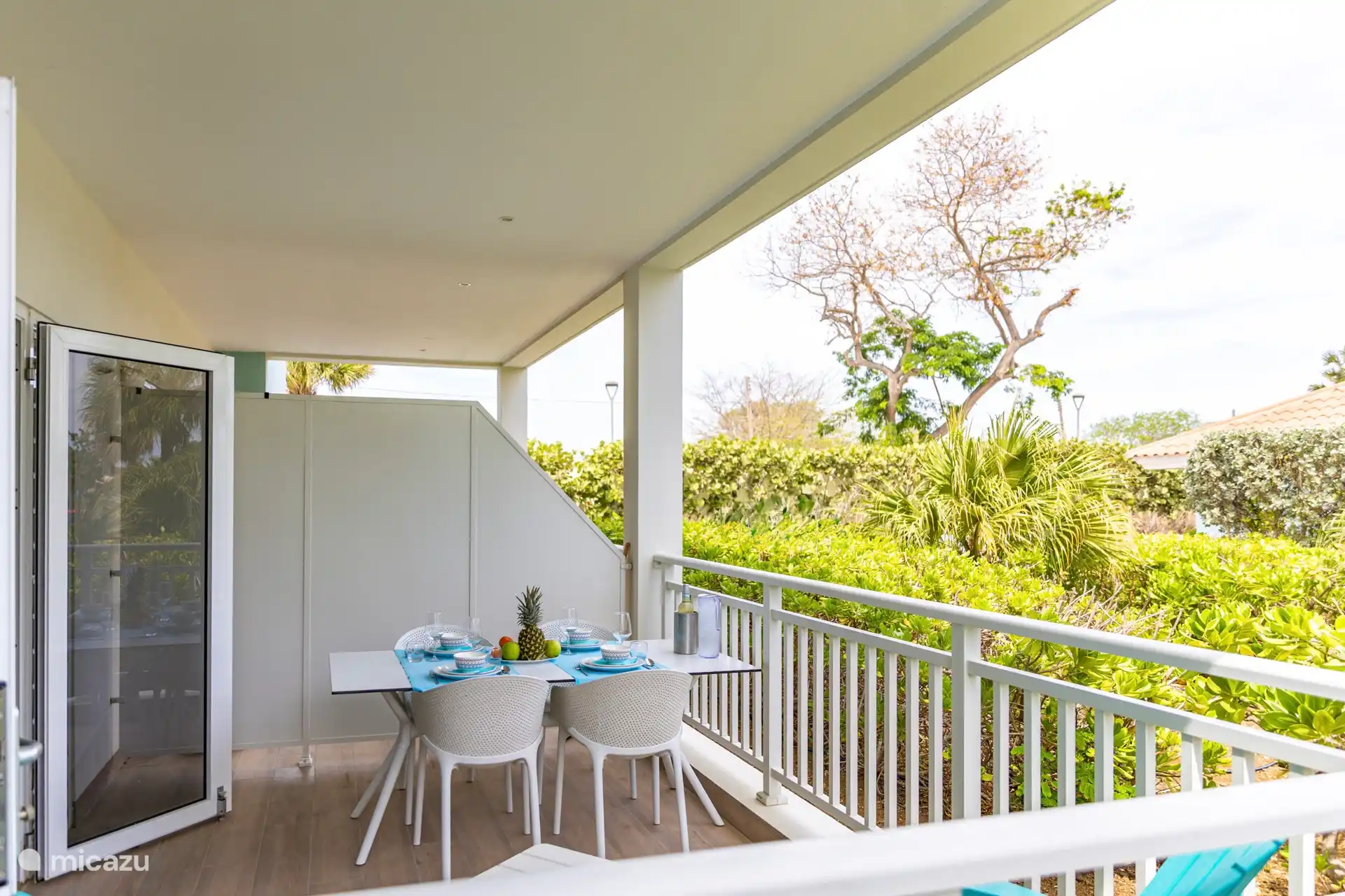 On the terrace you will find a dining table with 4 chairs and a view of the tropical garden. 2 relax chairs to enjoy the dushi breeze ;) 