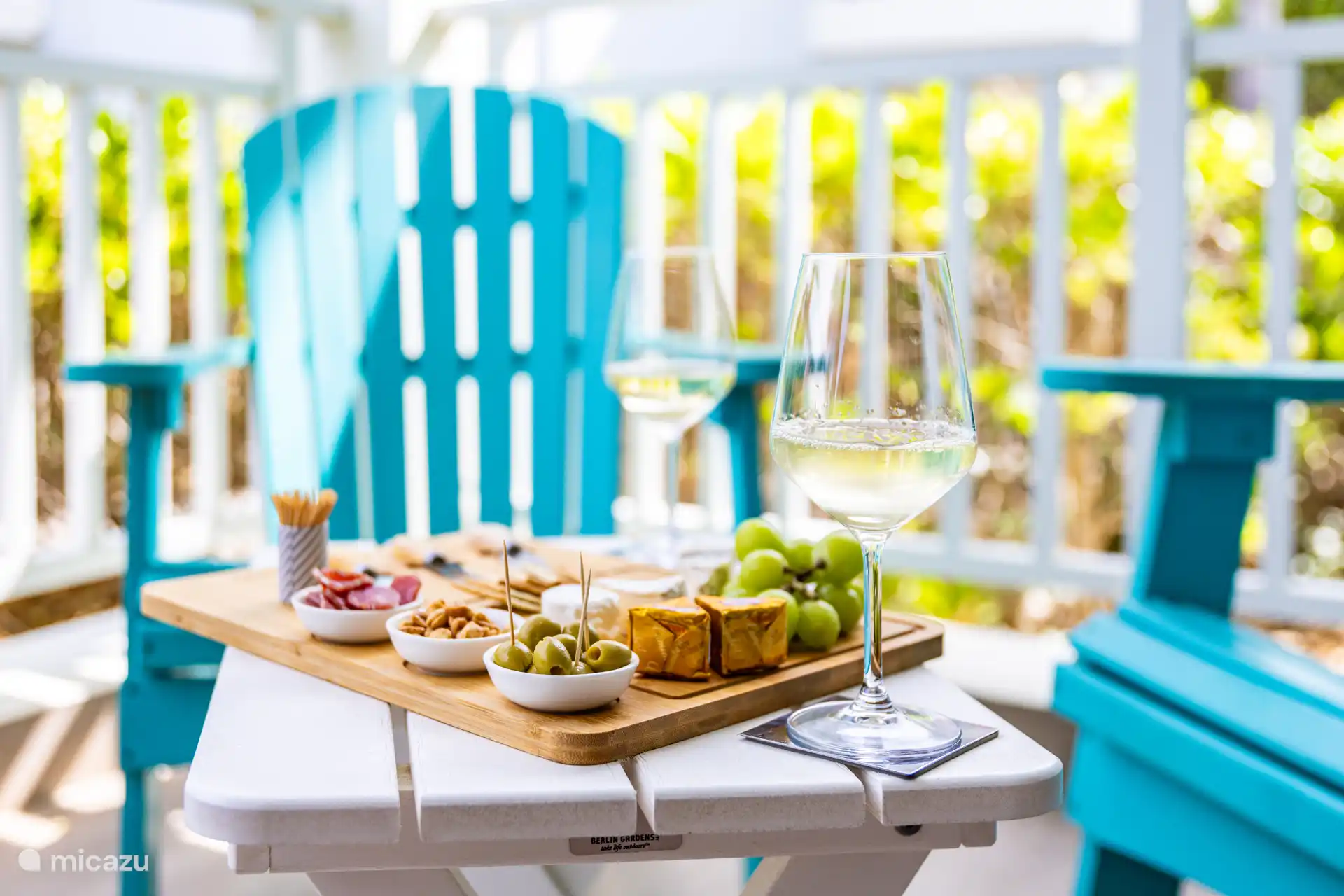 On the terrace you will find a dining table with 4 chairs and a view of the tropical garden. 2 relax chairs to enjoy the dushi breeze ;) 