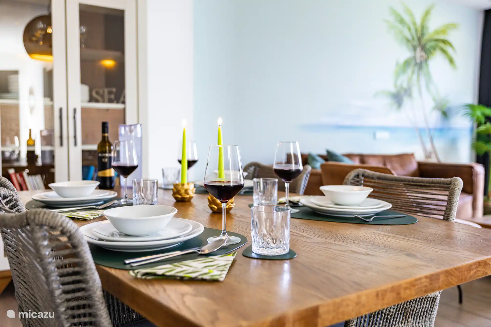 Lovely spacious dining room with patio doors to the terrace overlooking the tropical garden and lots of privacy.