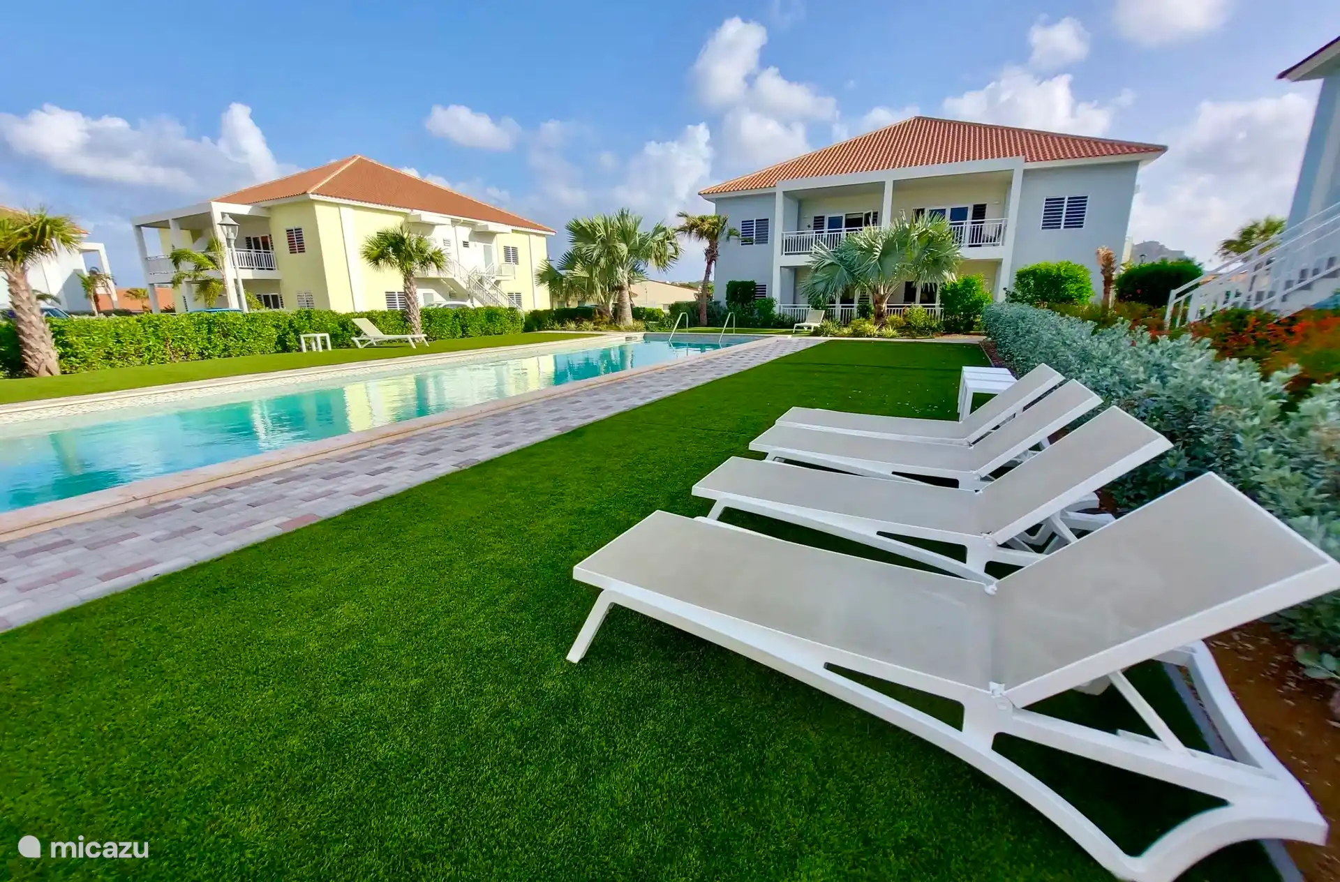 Un resort cerrado con puerta segura, equipado con piscina de 20 m y aparcamiento privado. El apartamento está en la planta baja, junto a la piscina.