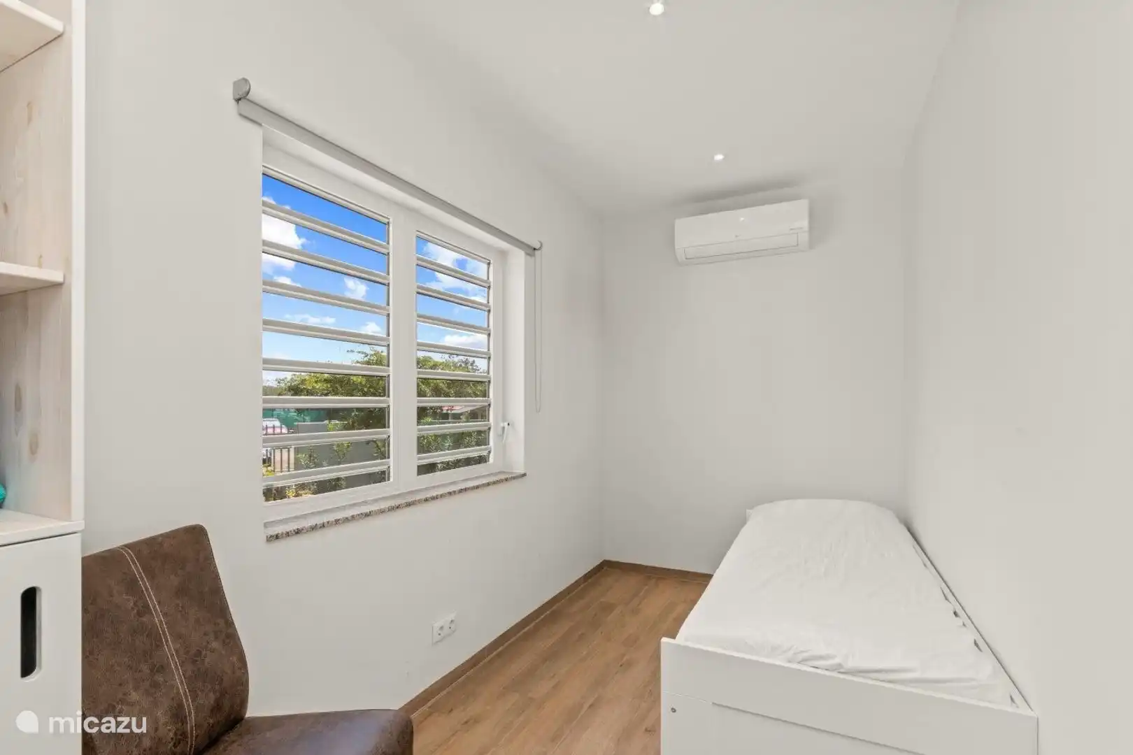 Este dormitorio tiene una cama individual que se puede extraer y convertirla en una cama doble. La ventana está equipada con mosquiteros para una noche de sueño segura ;)