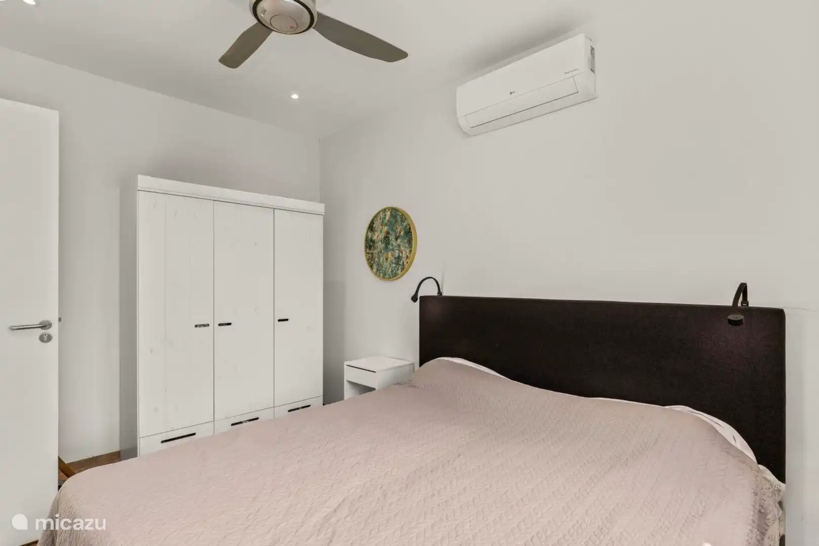 La ventana está equipada con mosquiteros para una noche de sueño segura ;)