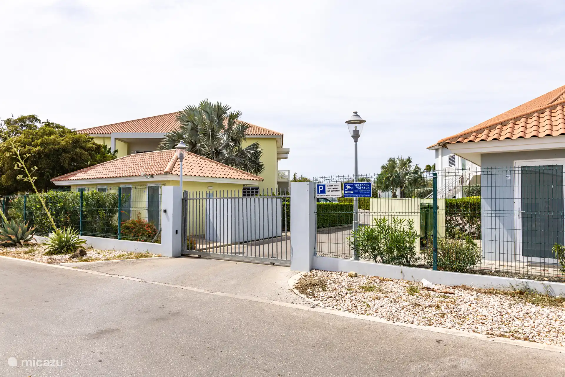 A gated resort with secure gate, equipped with a 20m swimming pool and private parking. The apartment is on the ground floor next to the pool.