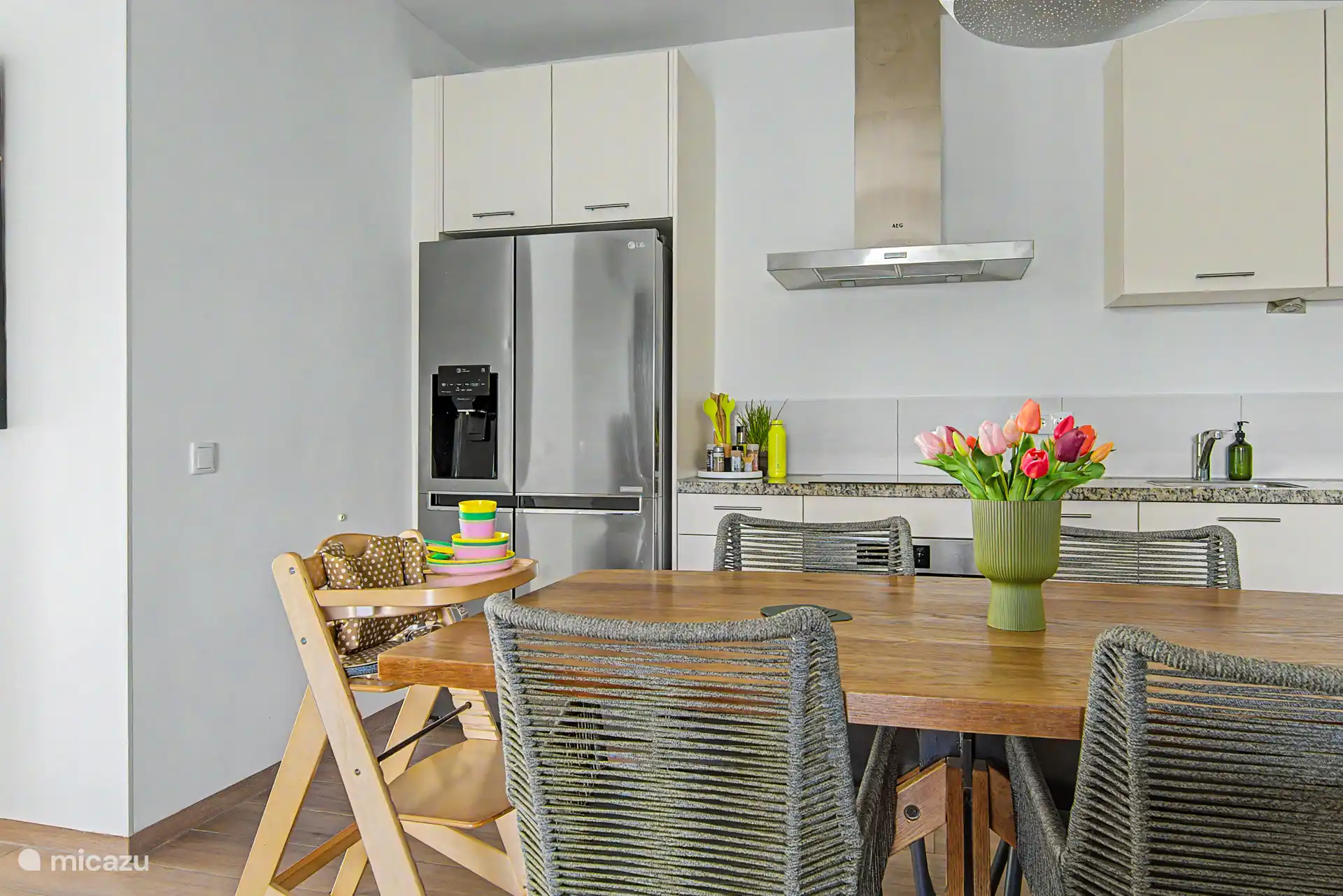 A very spacious kitchen with all the amenities you need to prepare your own food. From ice cube machine to Airfryer and microwave and fortunately you don't have to do the dishes yourself.