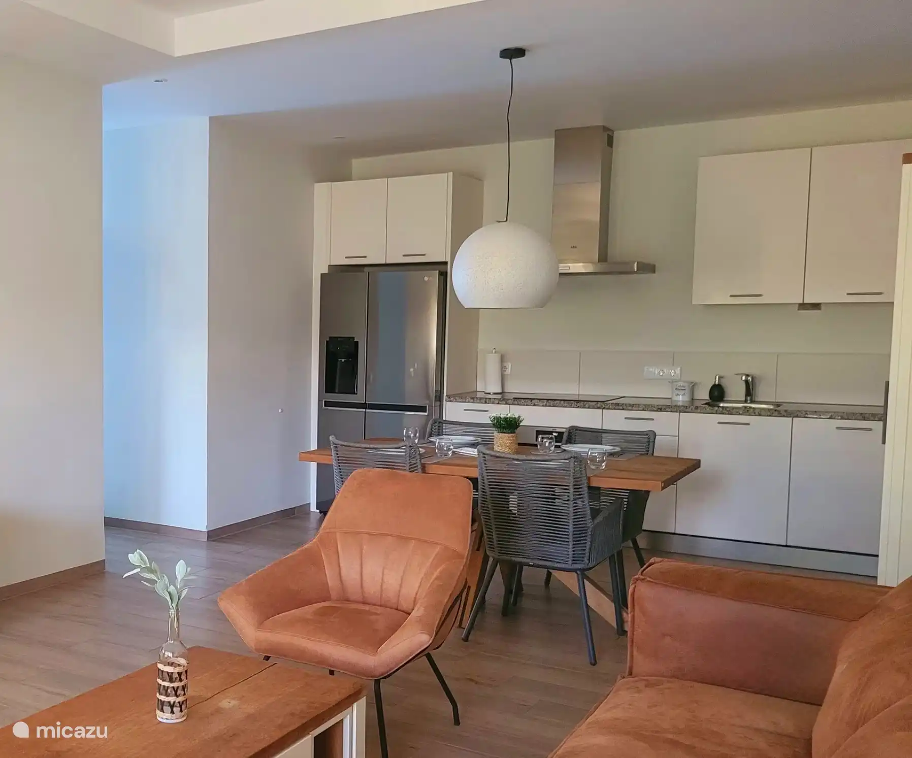 Cocina de lujo con todas las comodidades y comodidades para cocinar y poner los platos en el lavavajillas, para que puedas disfrutar.