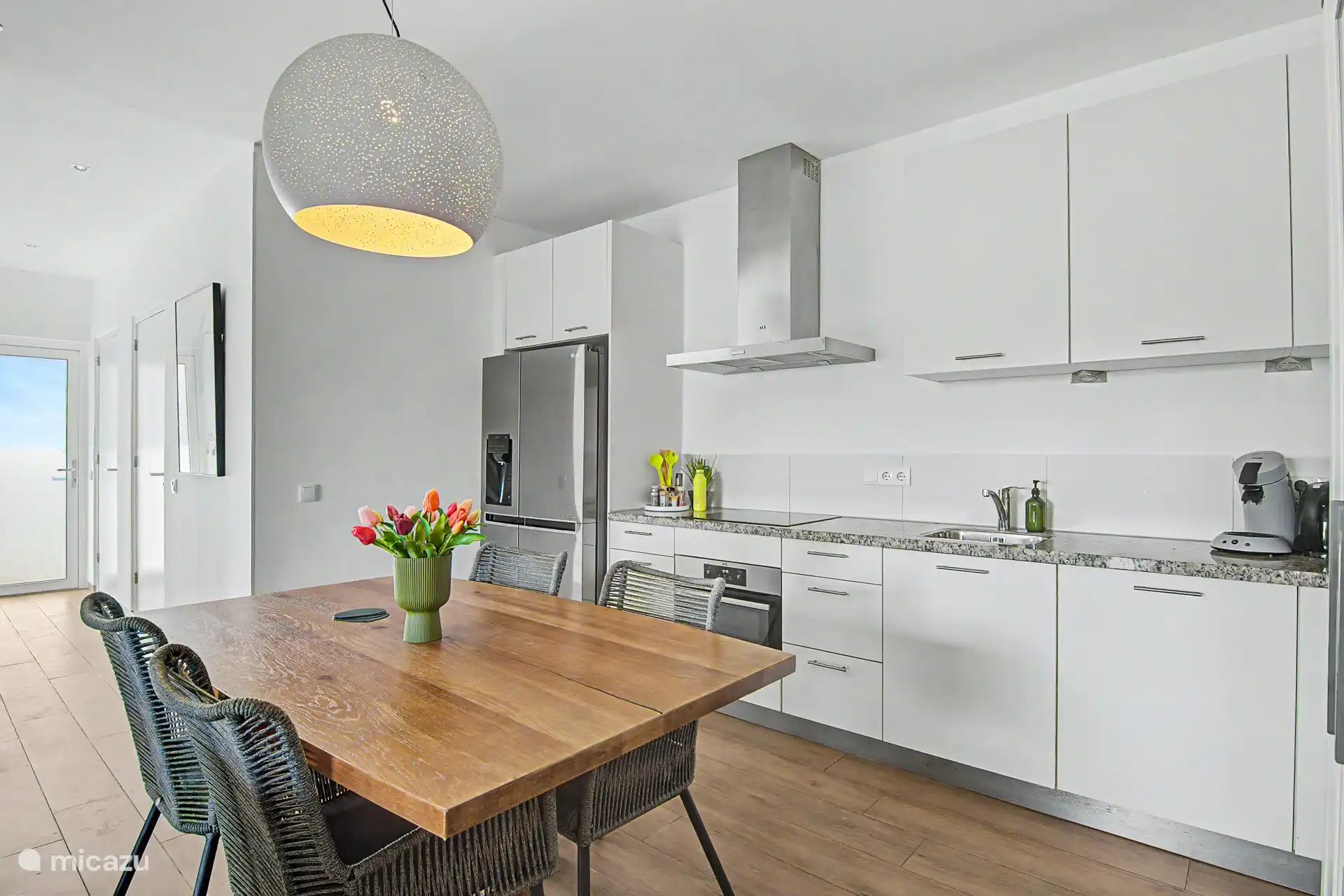A very spacious kitchen with all the amenities you need to prepare your own food. From ice cube machine to Airfryer and microwave and fortunately you don't have to do the dishes yourself.