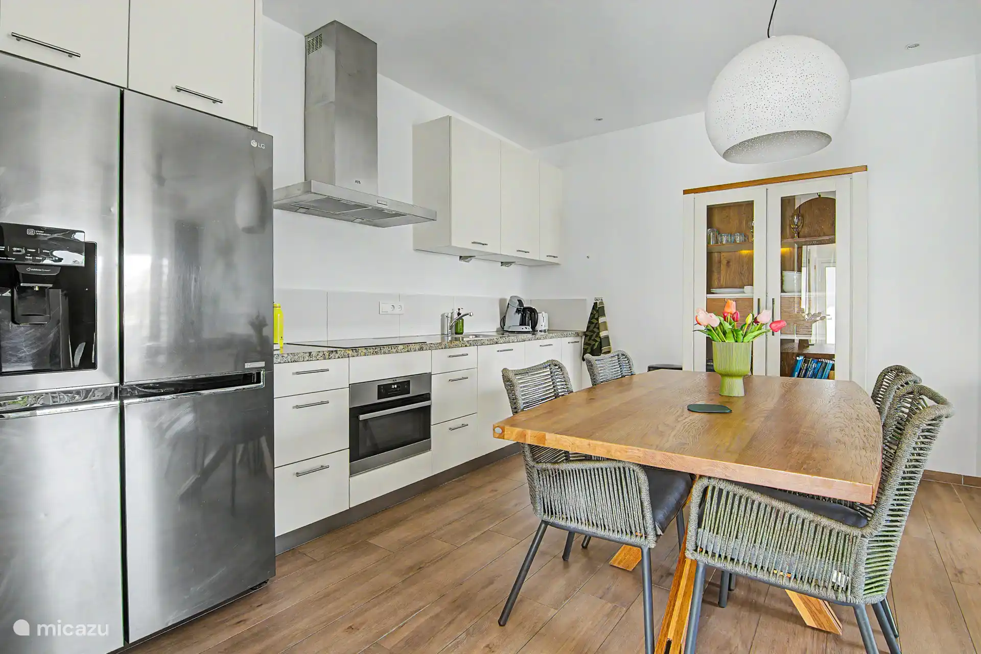 A very spacious kitchen with all the amenities you need to prepare your own food. From ice cube machine to Airfryer and microwave and fortunately you don't have to do the dishes yourself.