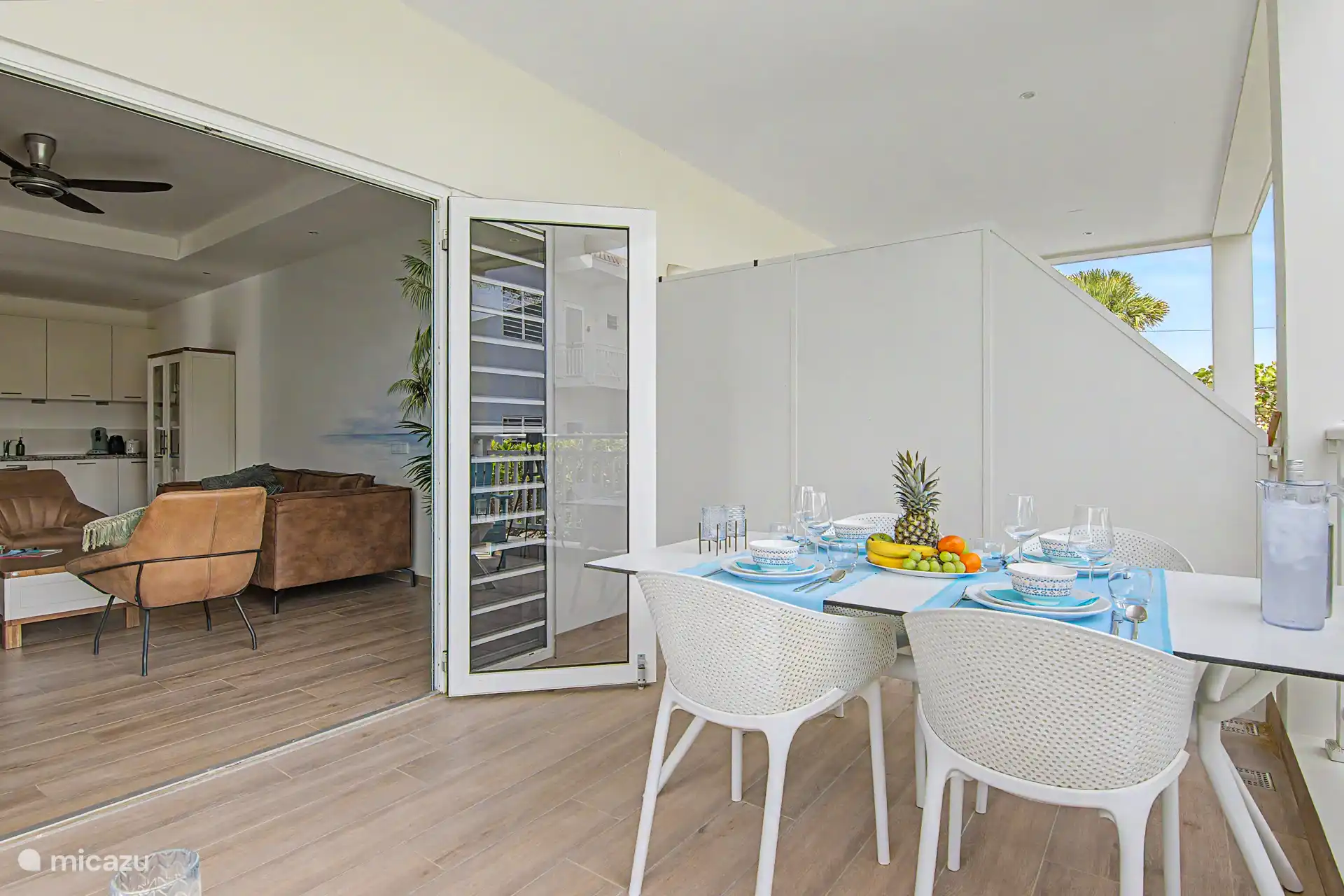 Dining table with 4 chairs and a view of the tropical garden. 2 relax chairs to enjoy the dushi breeze ;) 