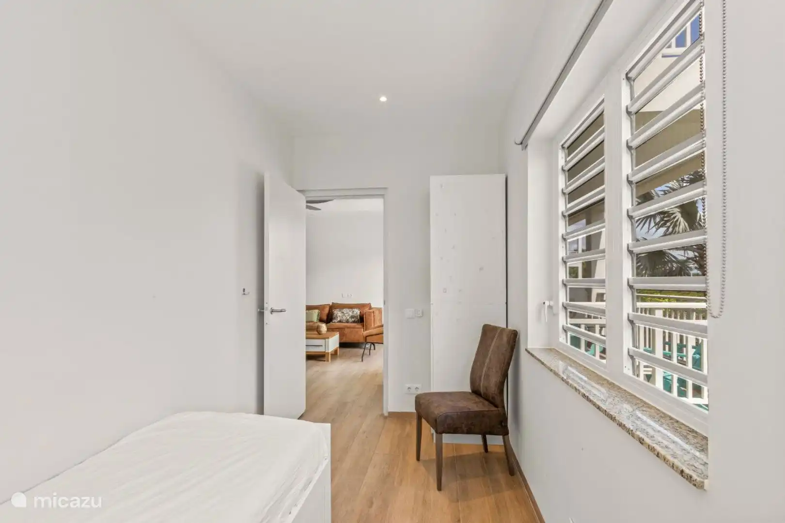 Este dormitorio tiene una cama individual que se puede extraer y convertirla en una cama doble. La ventana está equipada con mosquiteros para una noche de sueño segura ;)