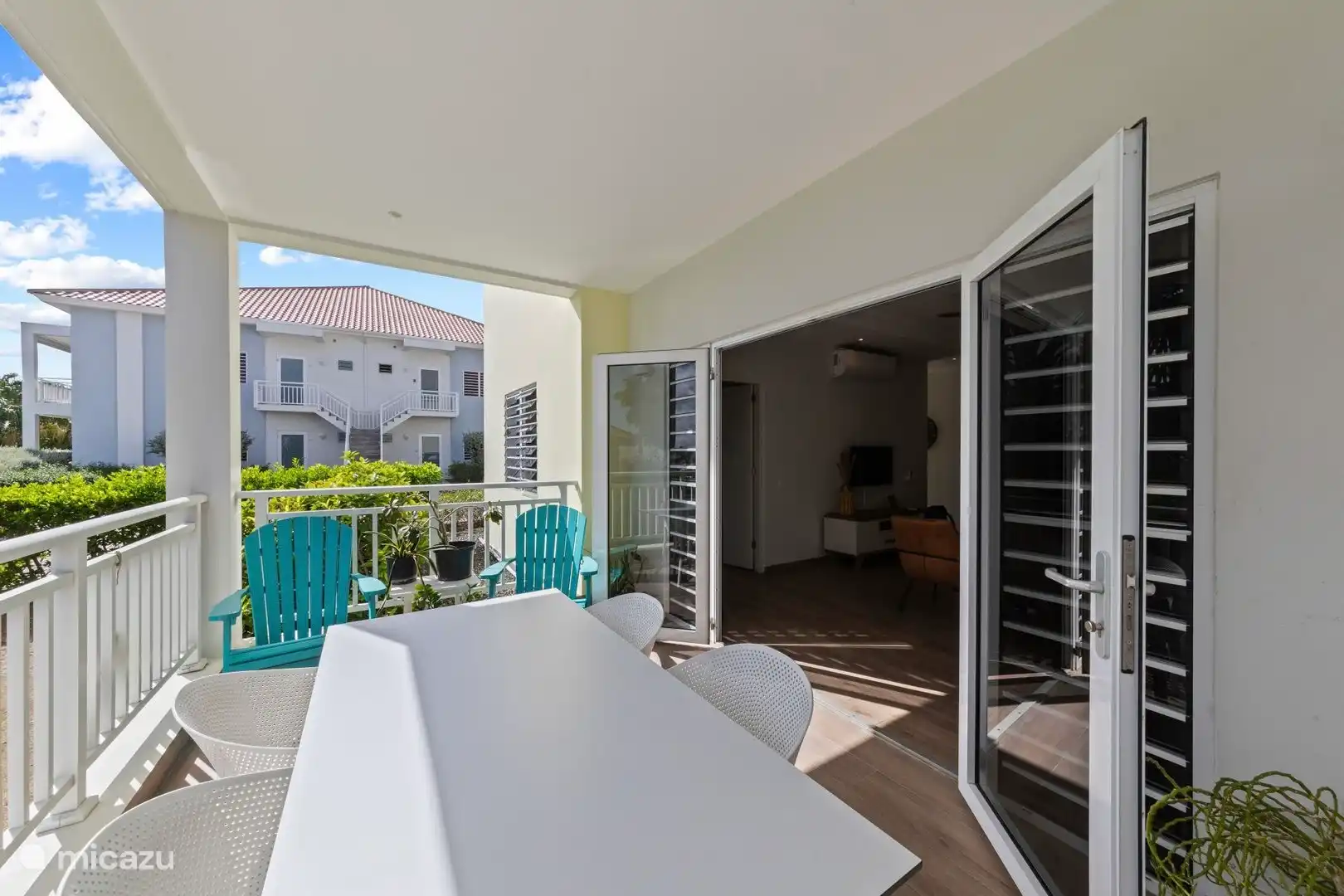 Mesa de comedor con 4 sillas y vistas al jardín tropical. 2 sillones relajados para disfrutar de la brisa dushi ;) 