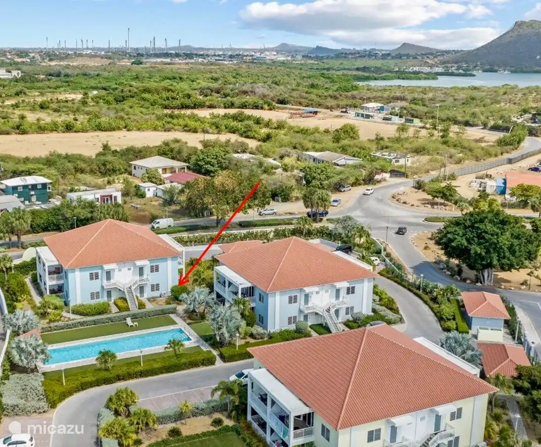 Un resort cerrado con puerta segura, equipado con piscina de 20 m y aparcamiento privado. El apartamento está en la planta baja, junto a la piscina.