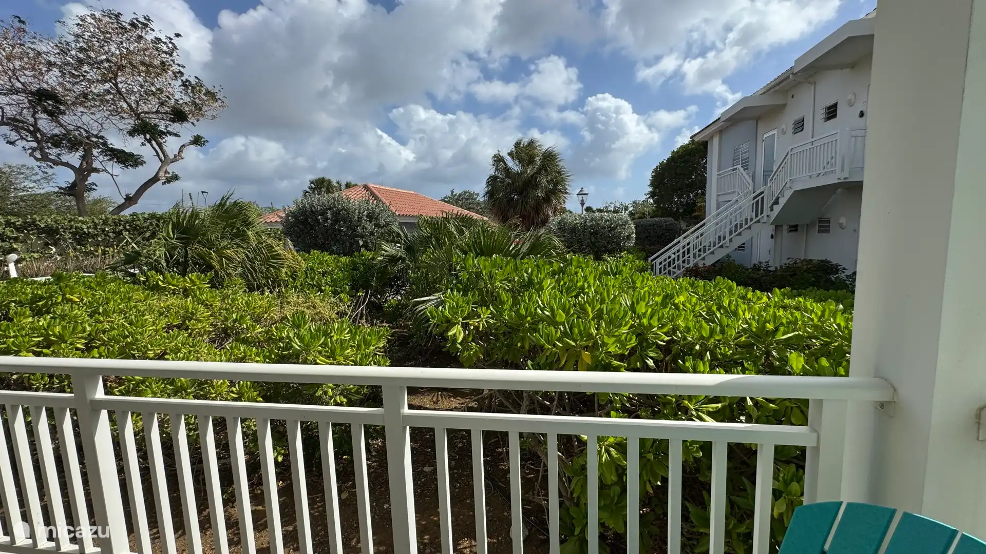 Mesa de comedor con 4 sillas y vistas al jardín tropical. 2 sillones relajados para disfrutar de la brisa dushi ;) 