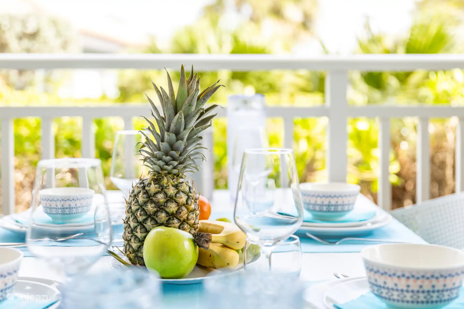 On the terrace you will find a dining table with 4 chairs and a view of the tropical garden. 2 relax chairs to enjoy the dushi breeze ;) 