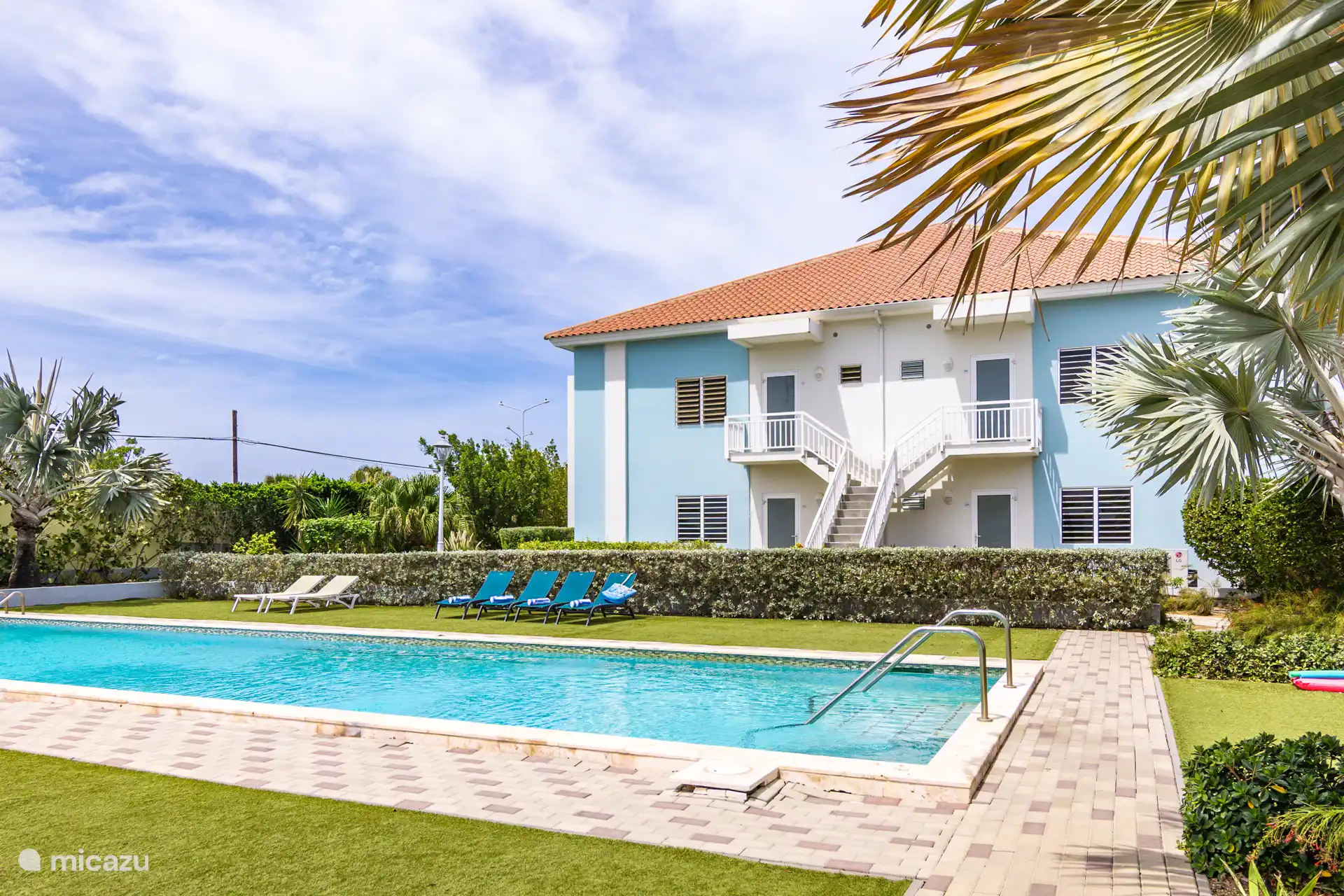 Early in the morning you can enjoy the 20m swimming pool in a few steps from the front door. 