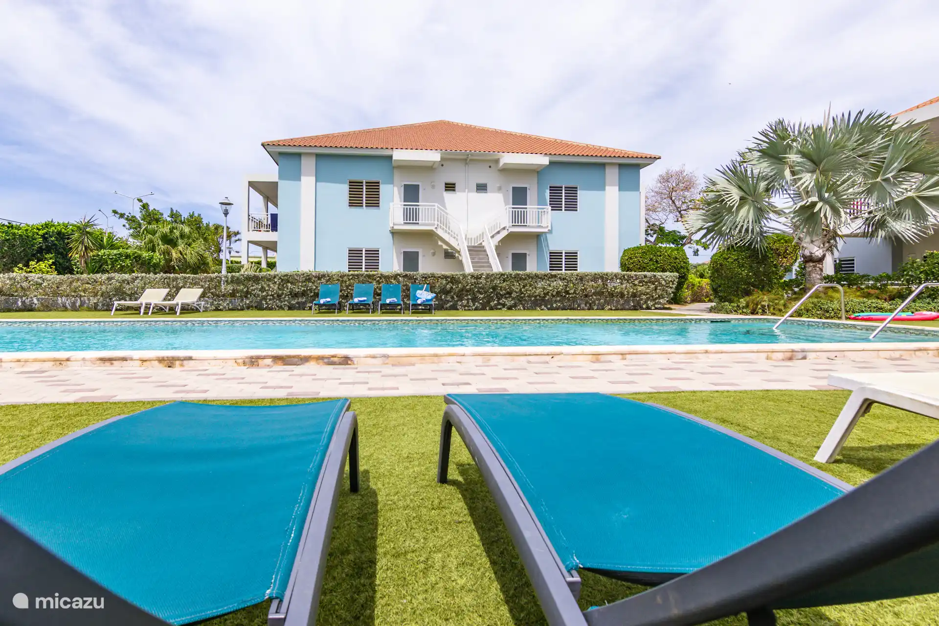 Early in the morning you can enjoy the 20m swimming pool in a few steps from the front door. 