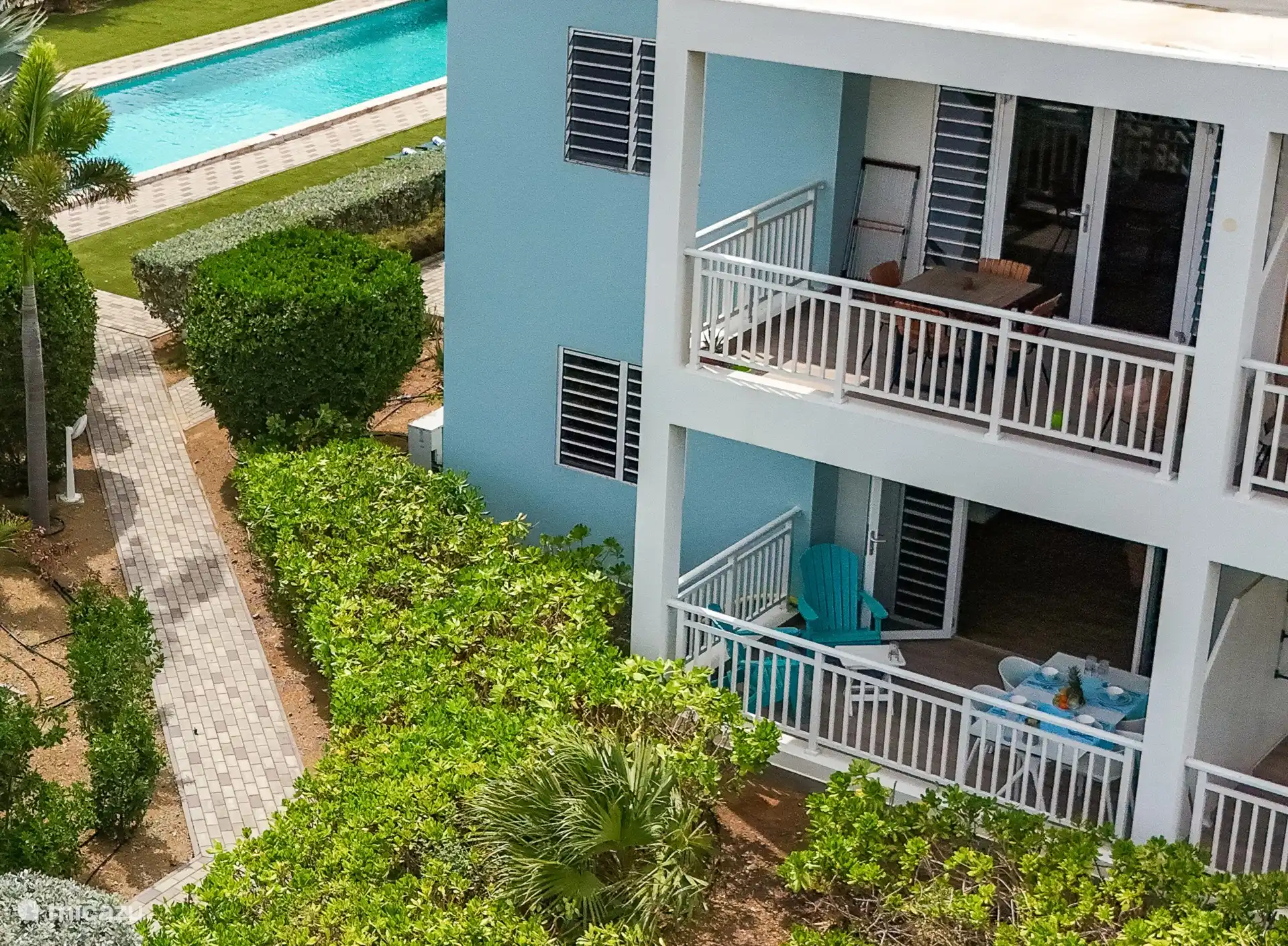 On the terrace you will find a dining table with 4 chairs and a view of the tropical garden. 2 relax chairs to enjoy the dushi breeze ;) 