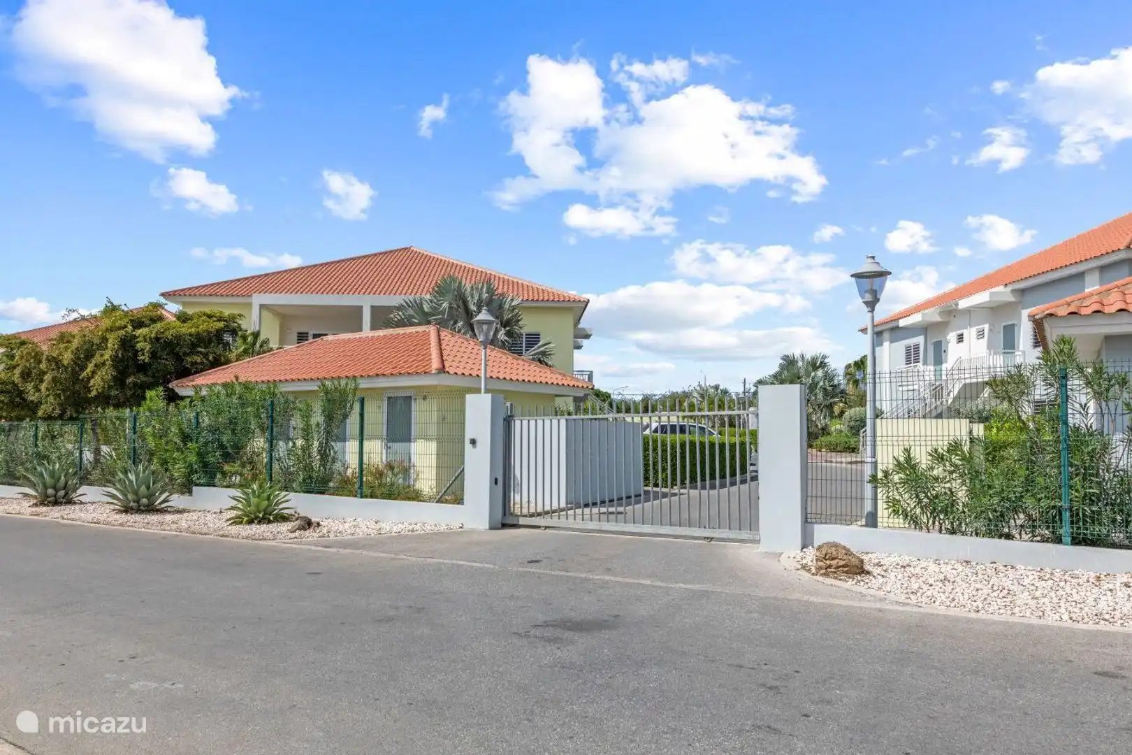 Un resort cerrado con puerta segura, equipado con piscina de 20 m y aparcamiento privado. El apartamento está en la planta baja, junto a la piscina.