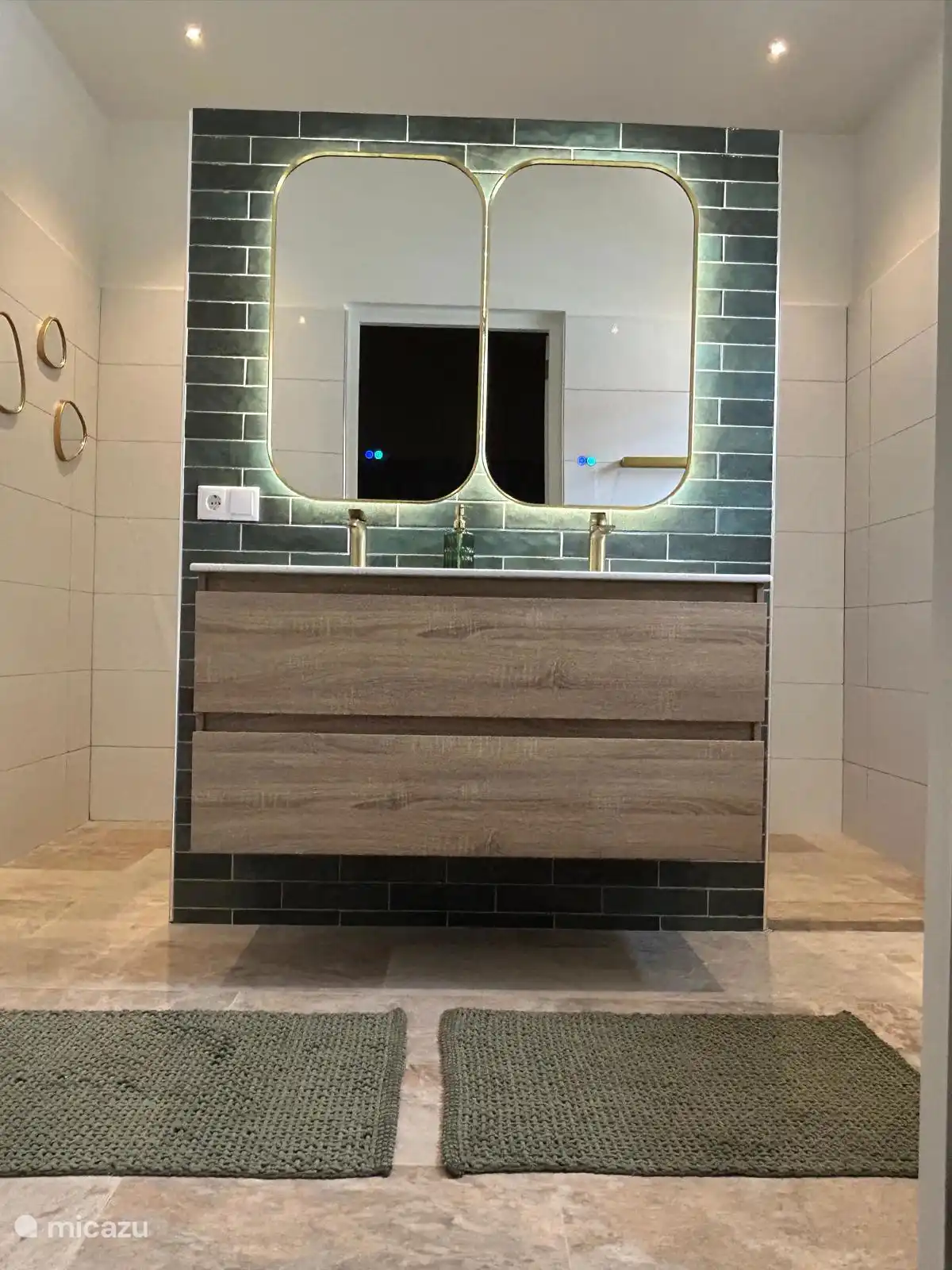 Baño lujoso con baño privado con lavabo, ducha y inodoro