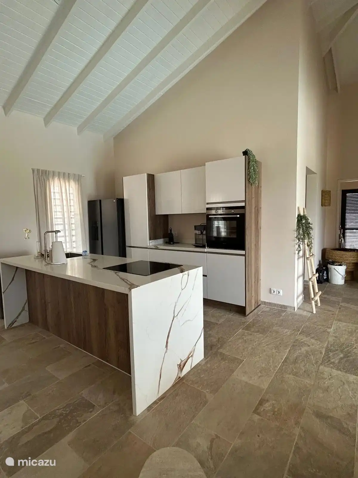 Cocina con isla de cocina