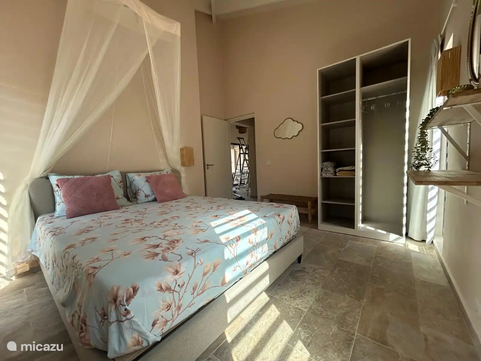 Dormitorio con baño contiguo