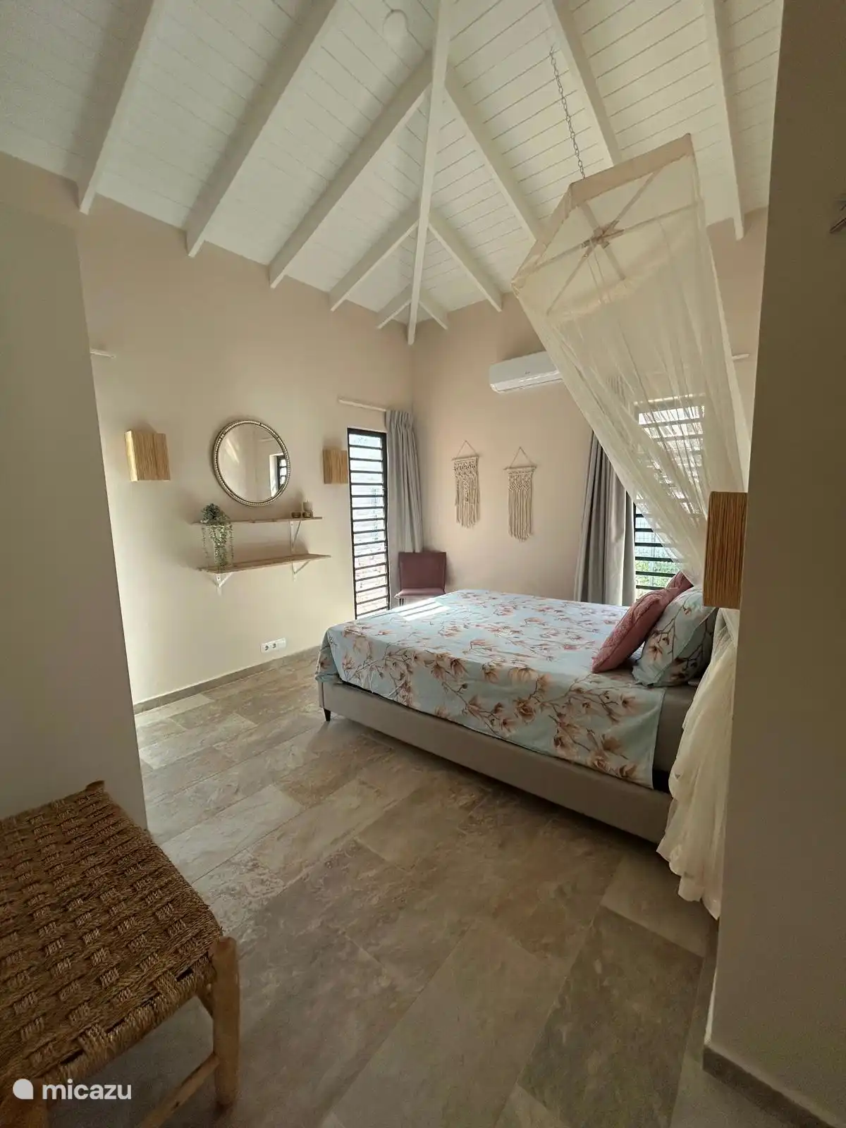 Dormitorio acogedor con armario espacioso