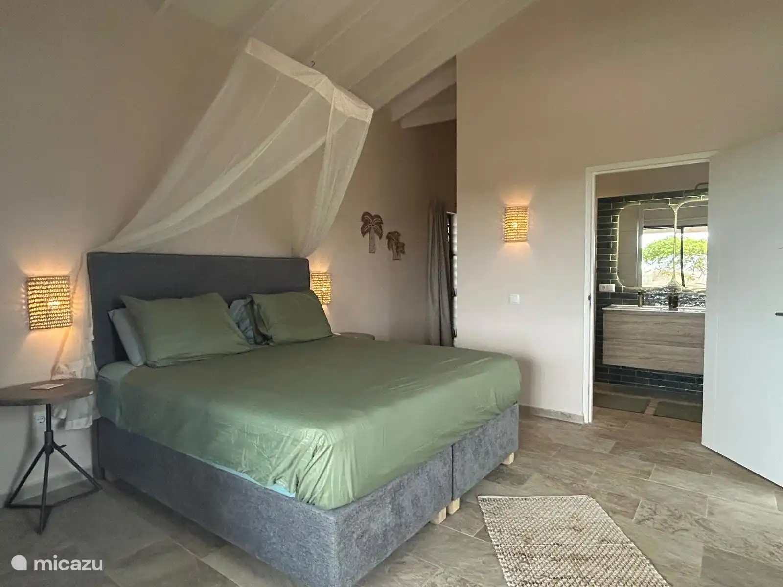 Dormitorio con baño privado