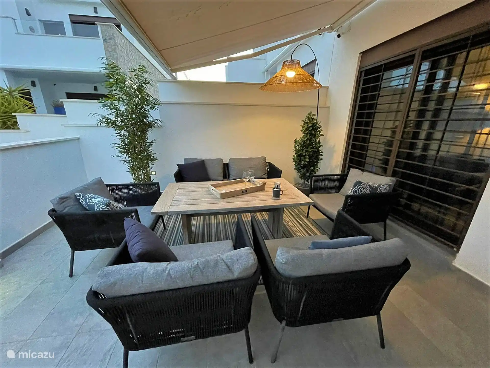 Terrasse confortable orientée au sud.