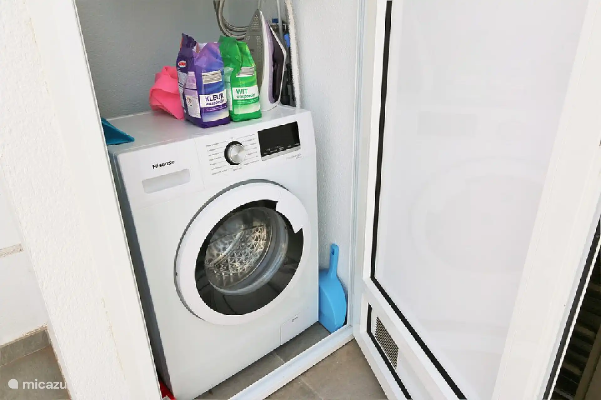 Machine à laver dans un placard à l’extérieur, sur la terrasse arrière.