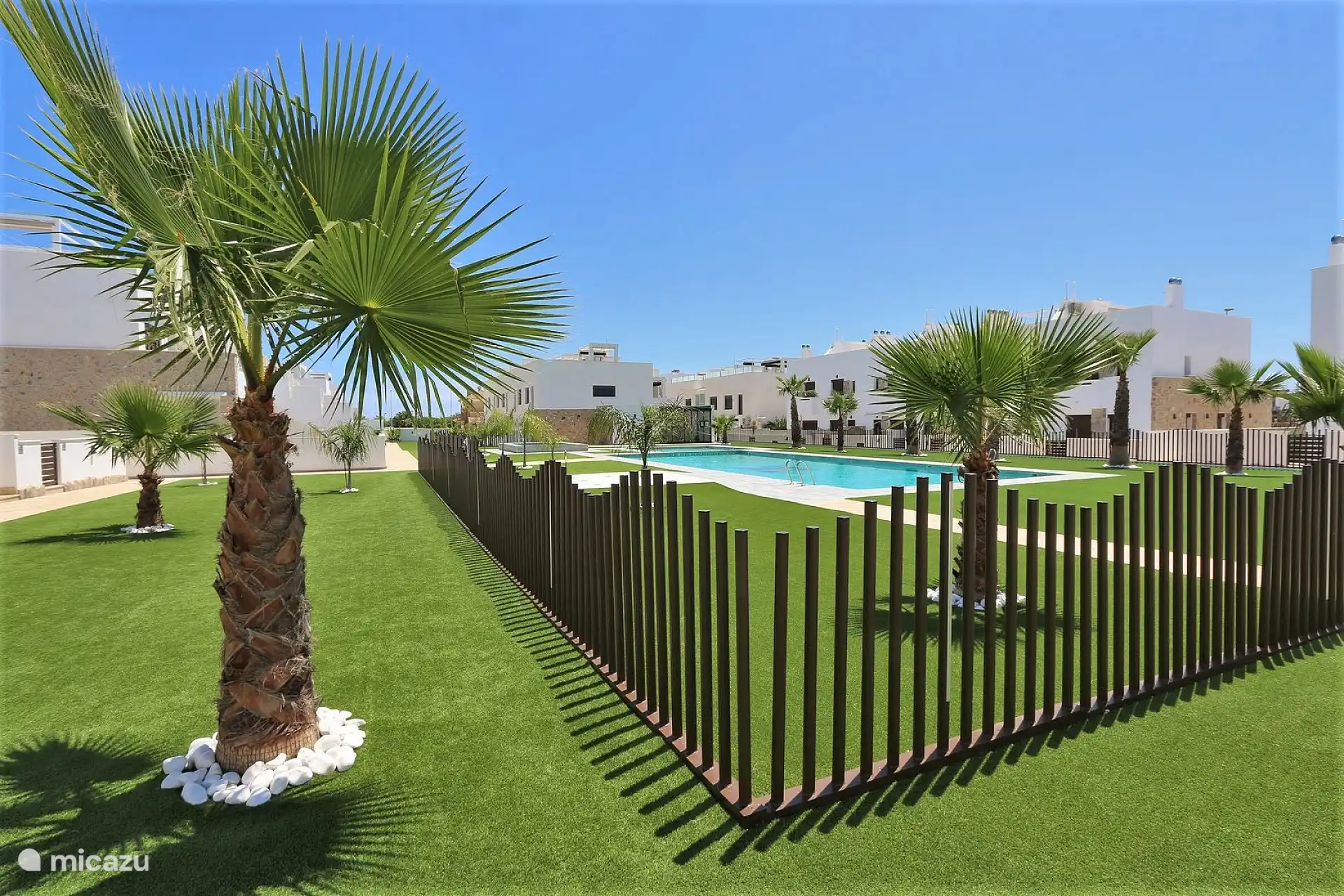 Piscine avec zone de bronzage