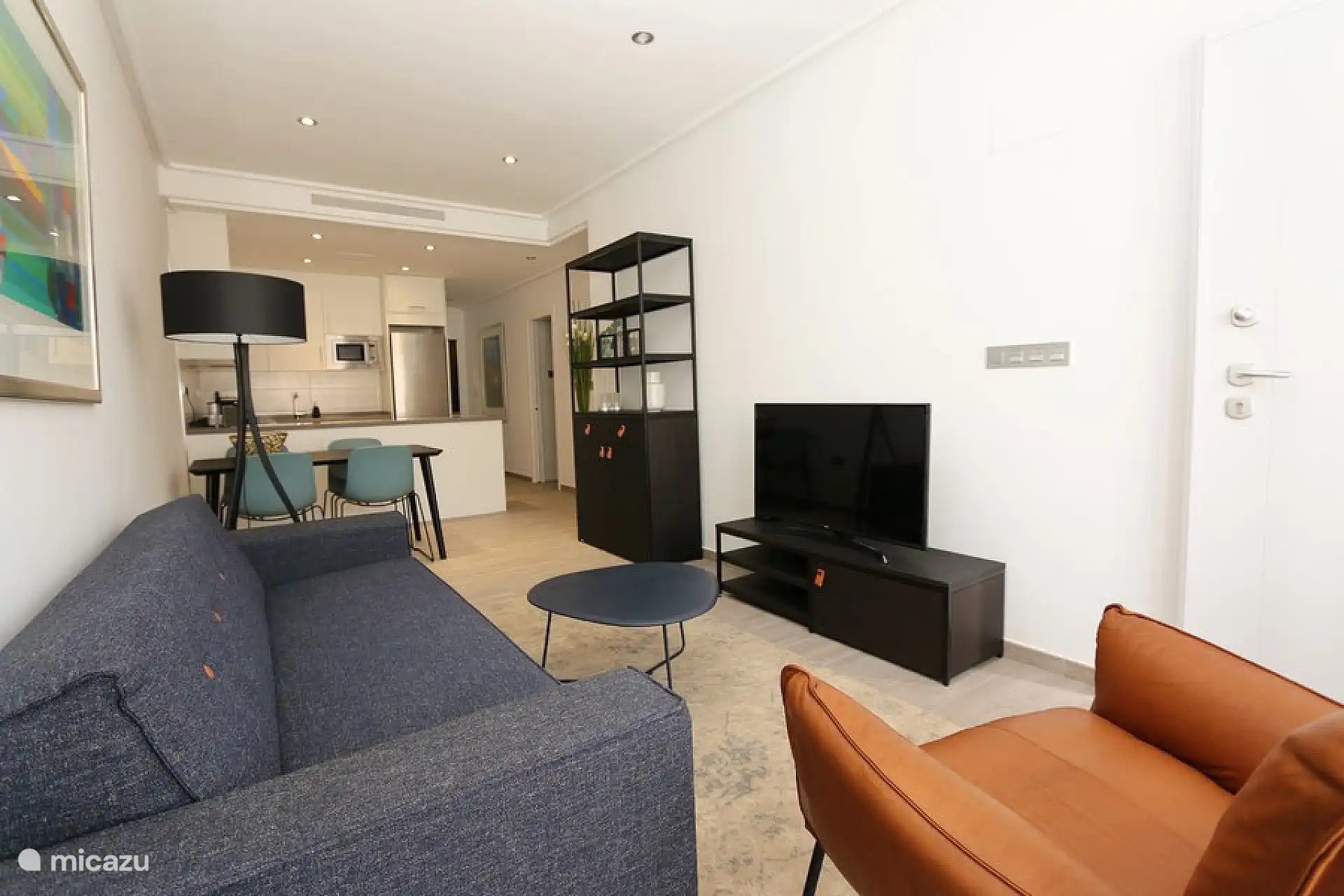 Salon avec boîte Sonos, Aico, cuisine entièrement équipée 