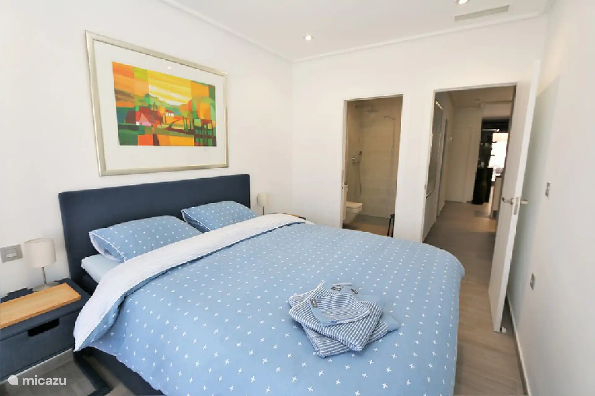 Lit suisse confortable avec salle de bain attenante