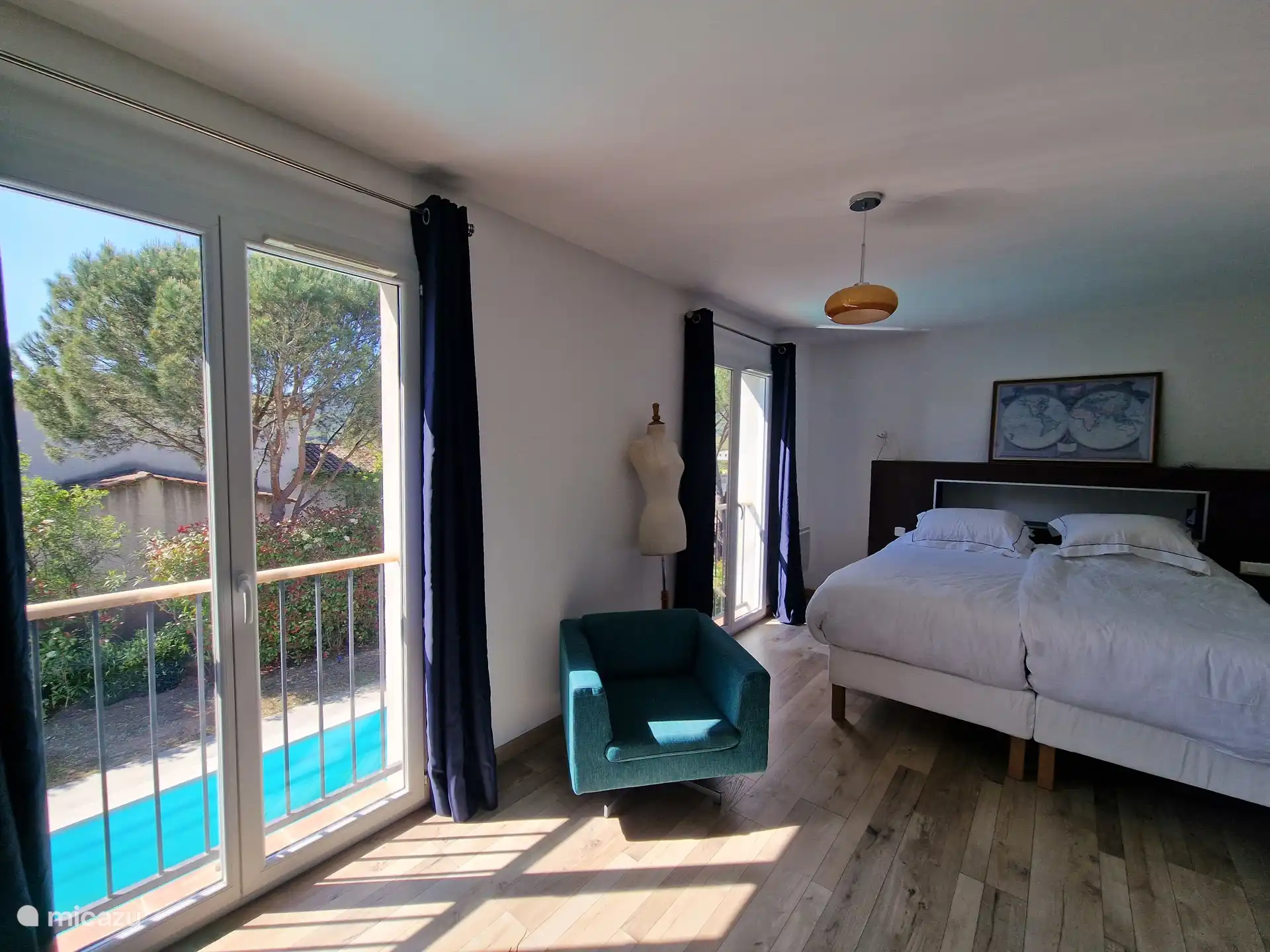 Master slaapkamer op 1e etage met uitzicht op bergen en zwembad