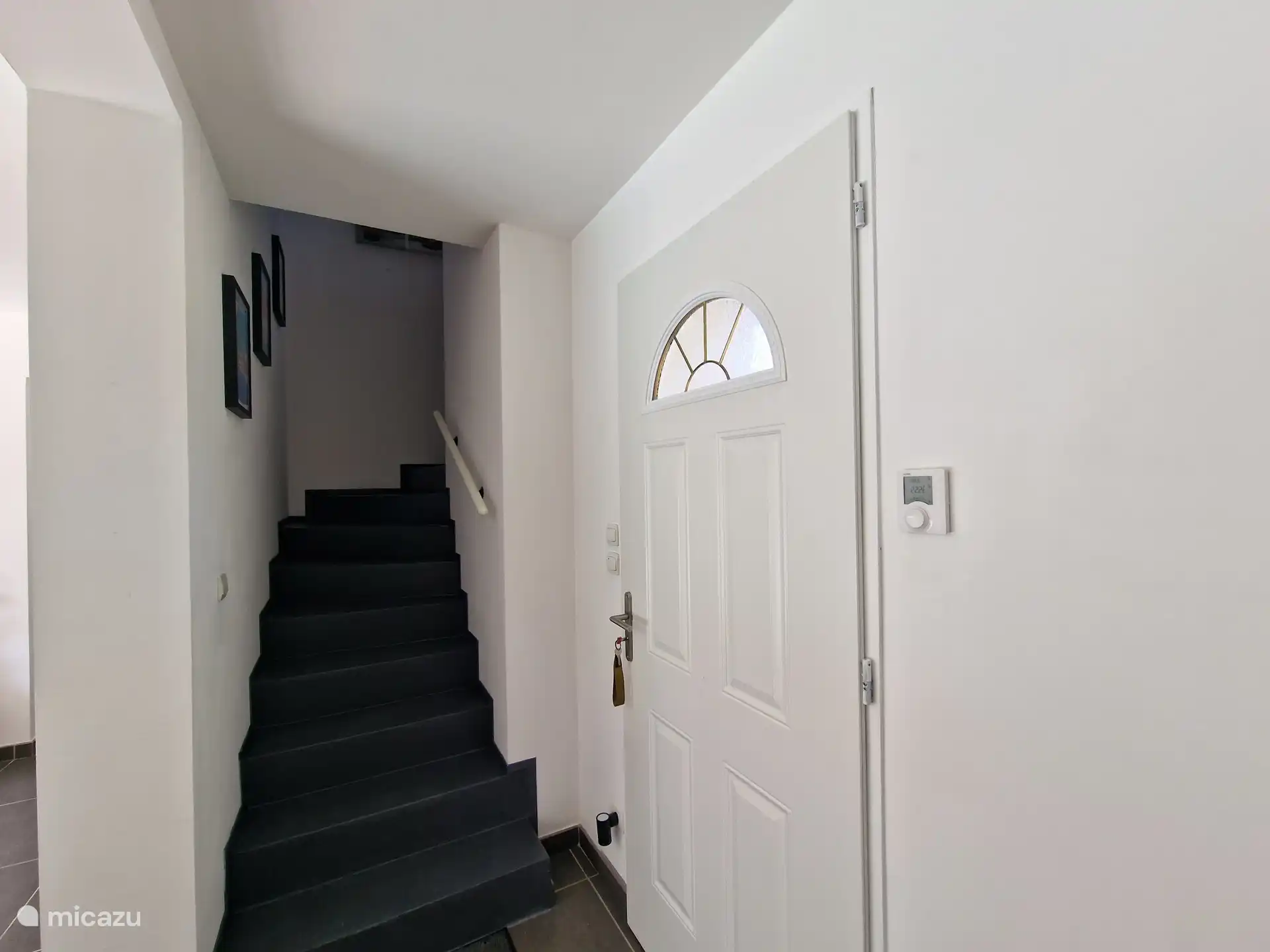 Voordeur met trap naar 1e etage