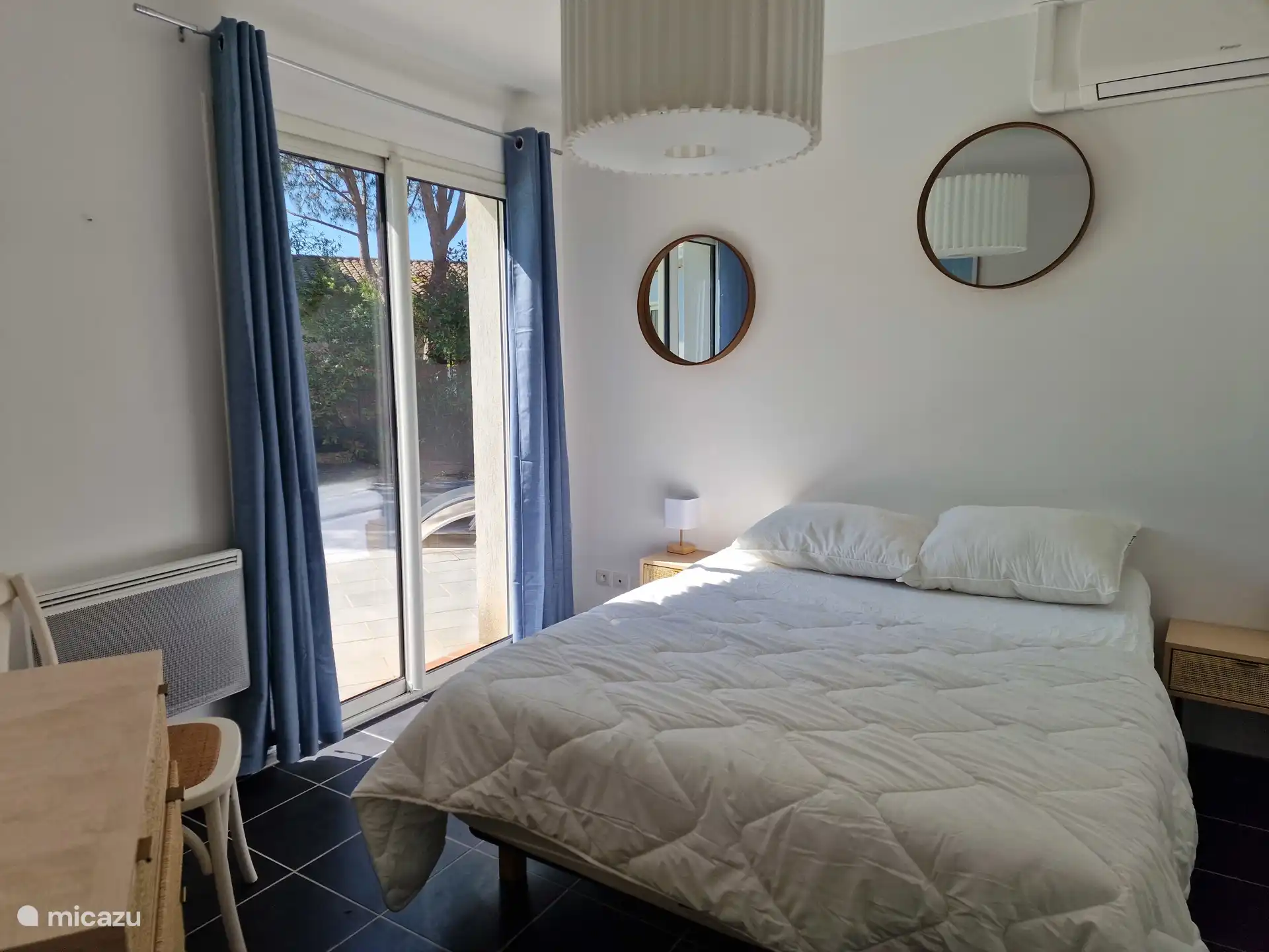 Badkamer met deuren naar tuin en zwembad