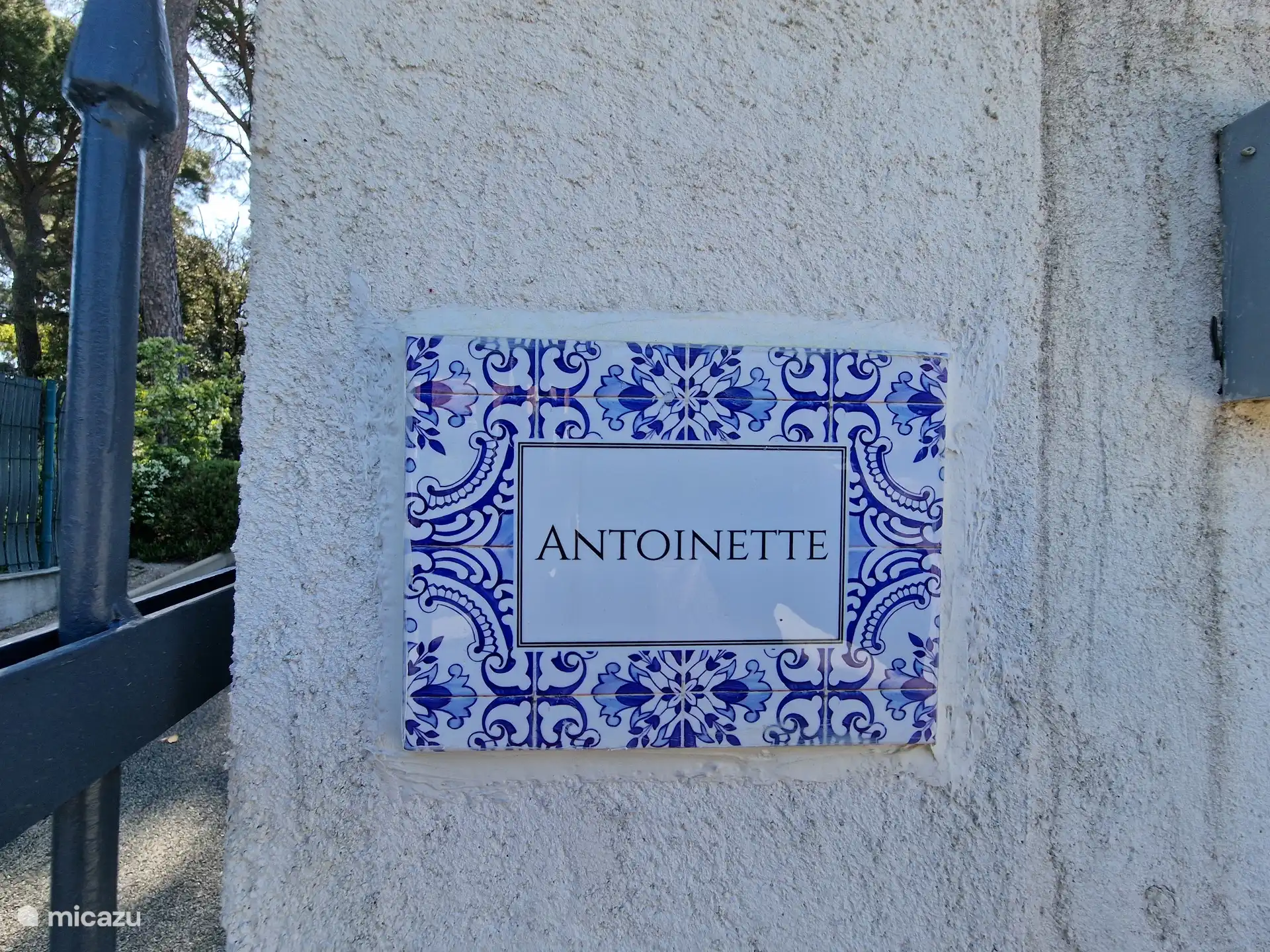 Bord villa Antoinette bij poort