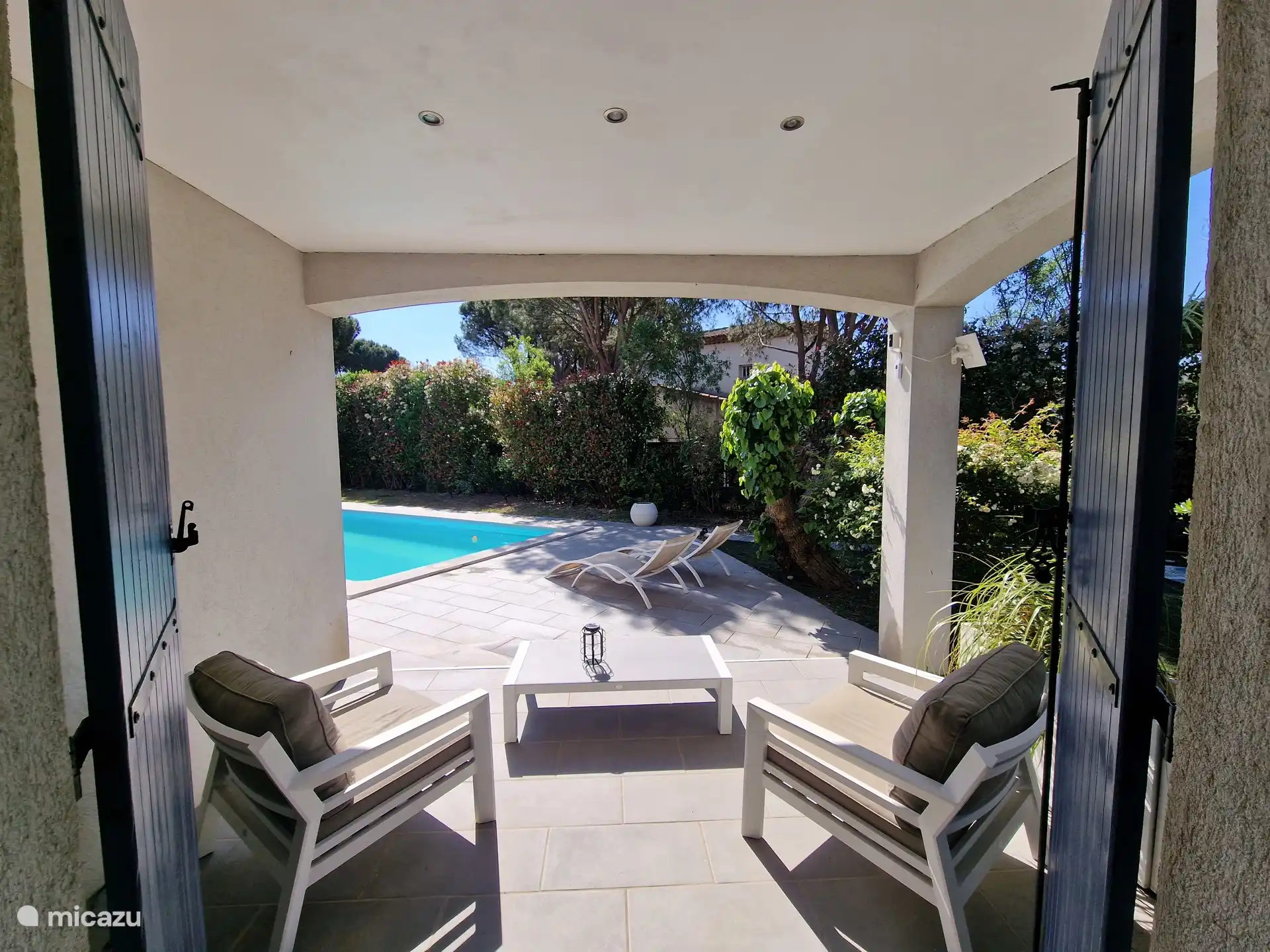 Overdekt terras met zitje bij slaapkamer 2