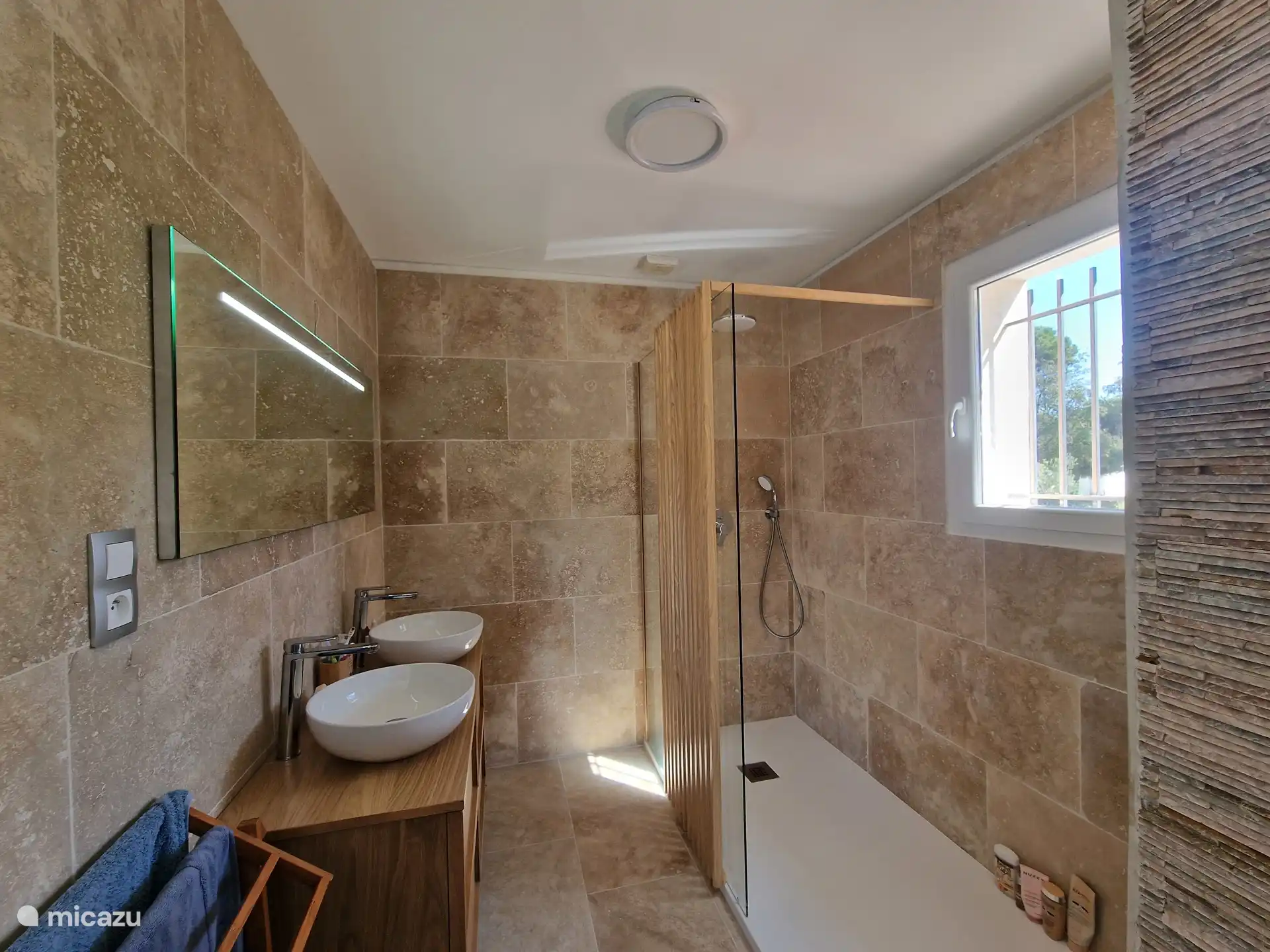 Ensuite badkamer op 1e etage met dubbele wastafels en grote inloopdouche