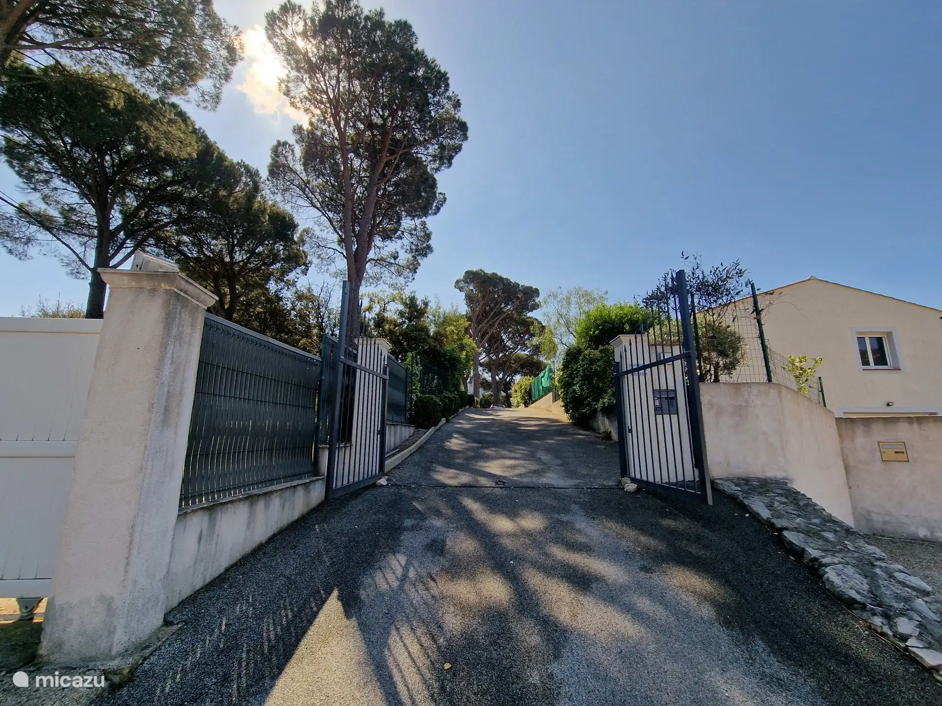 Poort ingang naar villa Antoinette