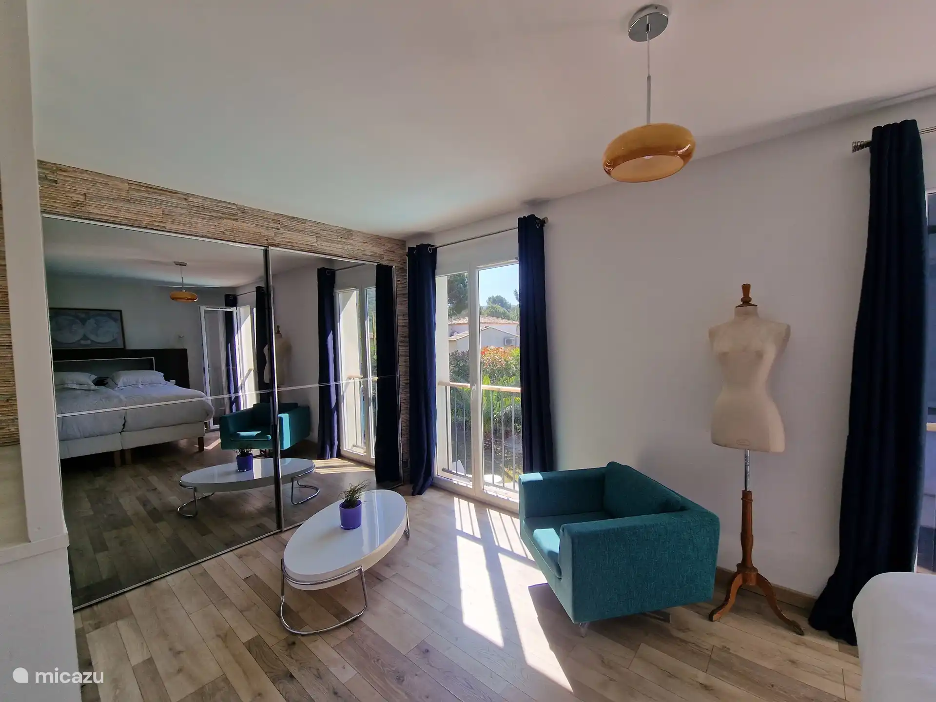 Zitgedeelte en dressing in master slaapkamer op 1e etage