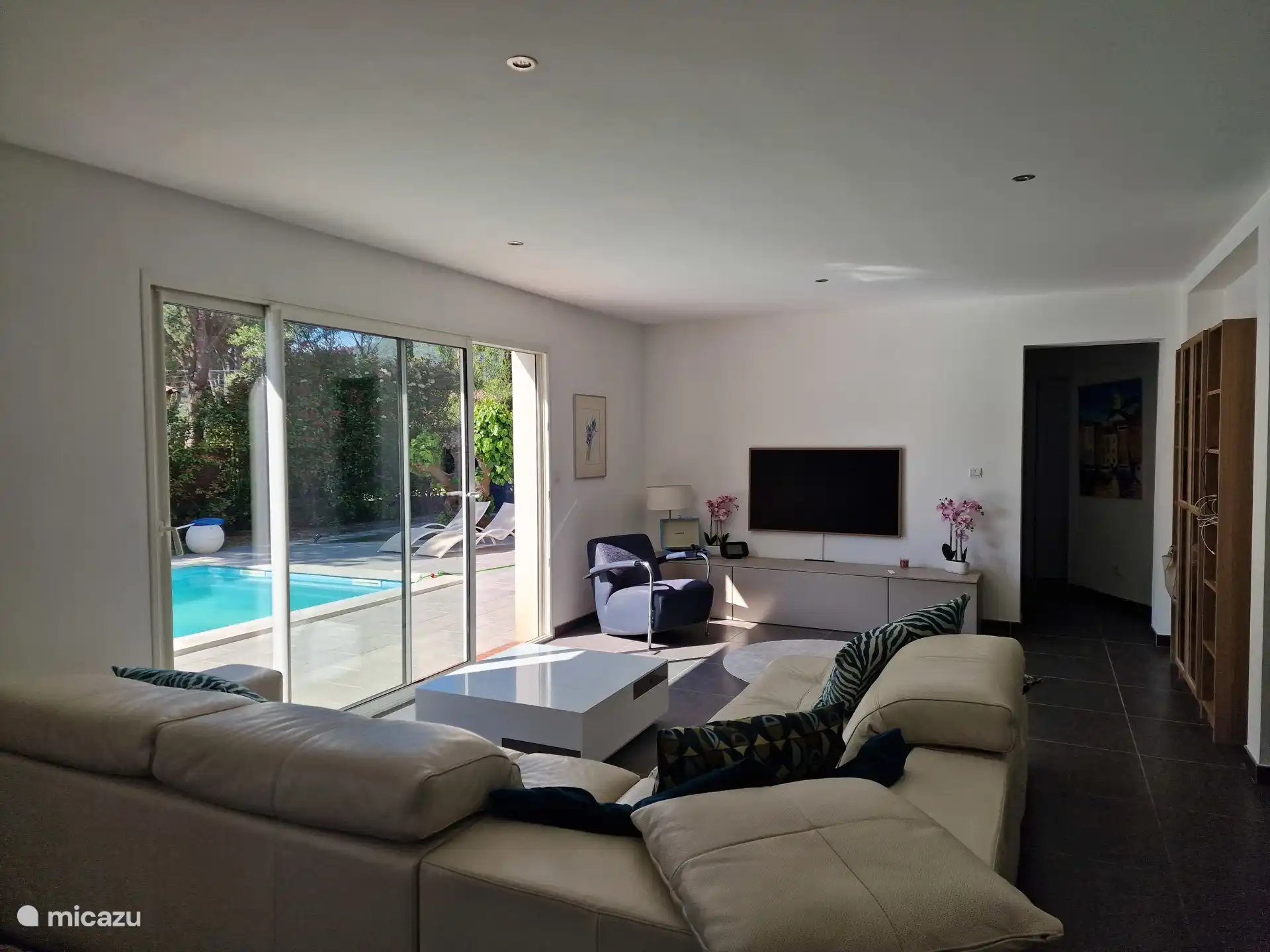 Woonkamer met uitzicht op zwembad