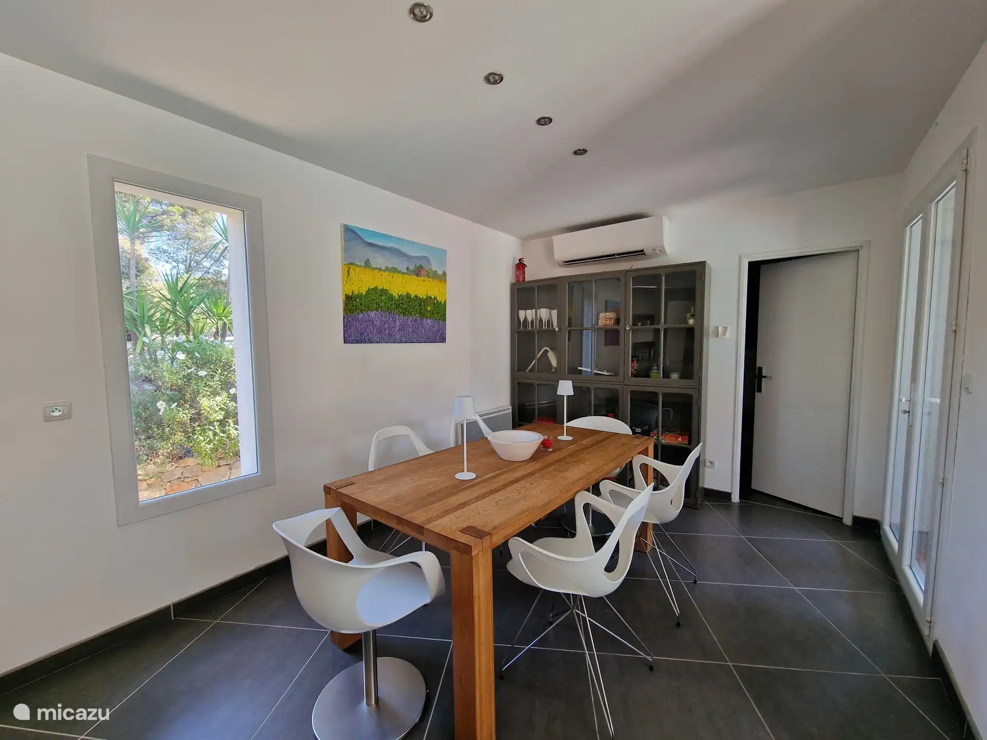 Eethoek en kast vol spelletjes