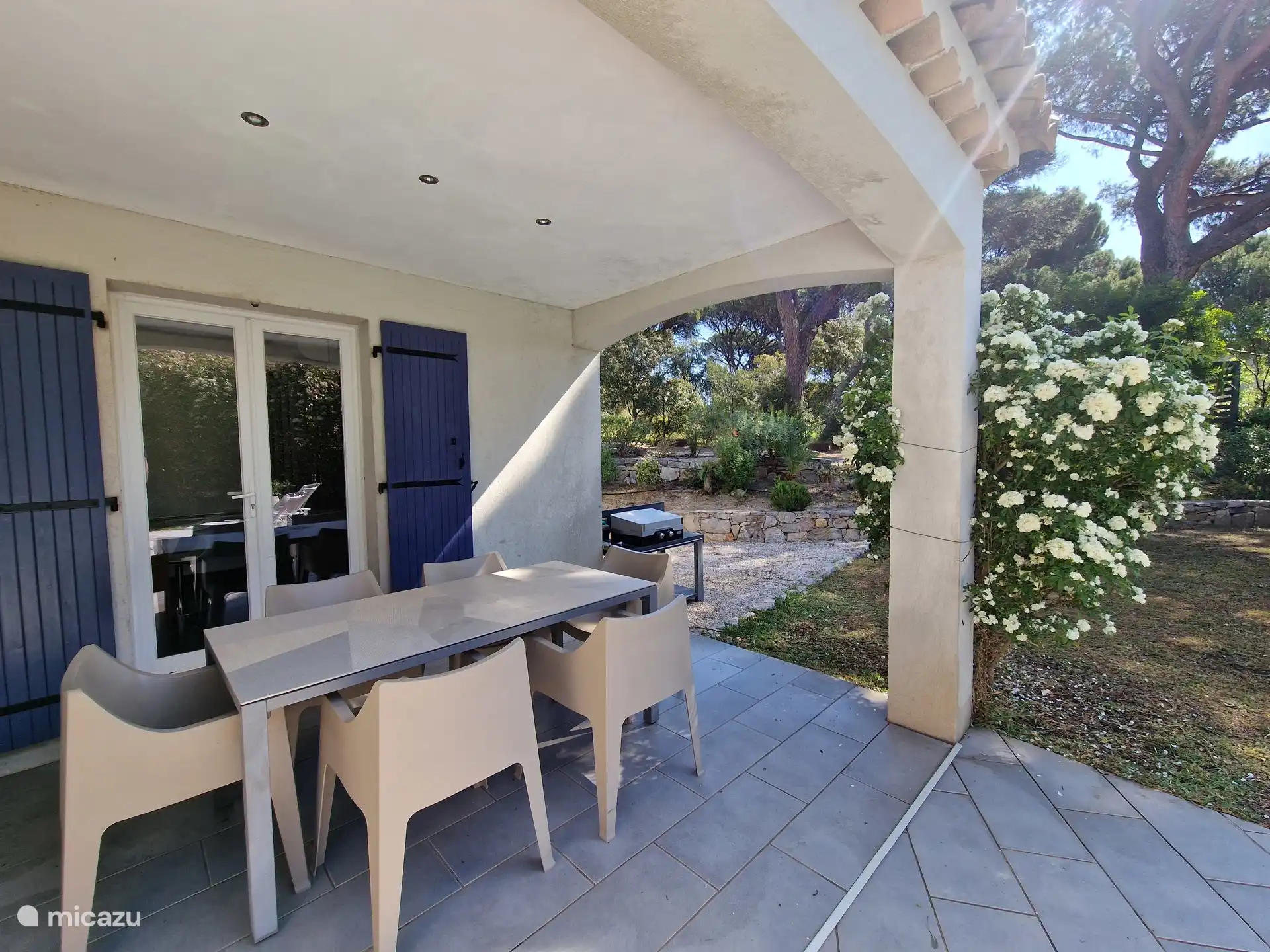 Overdekt terras met eethoek en plancha barbecue