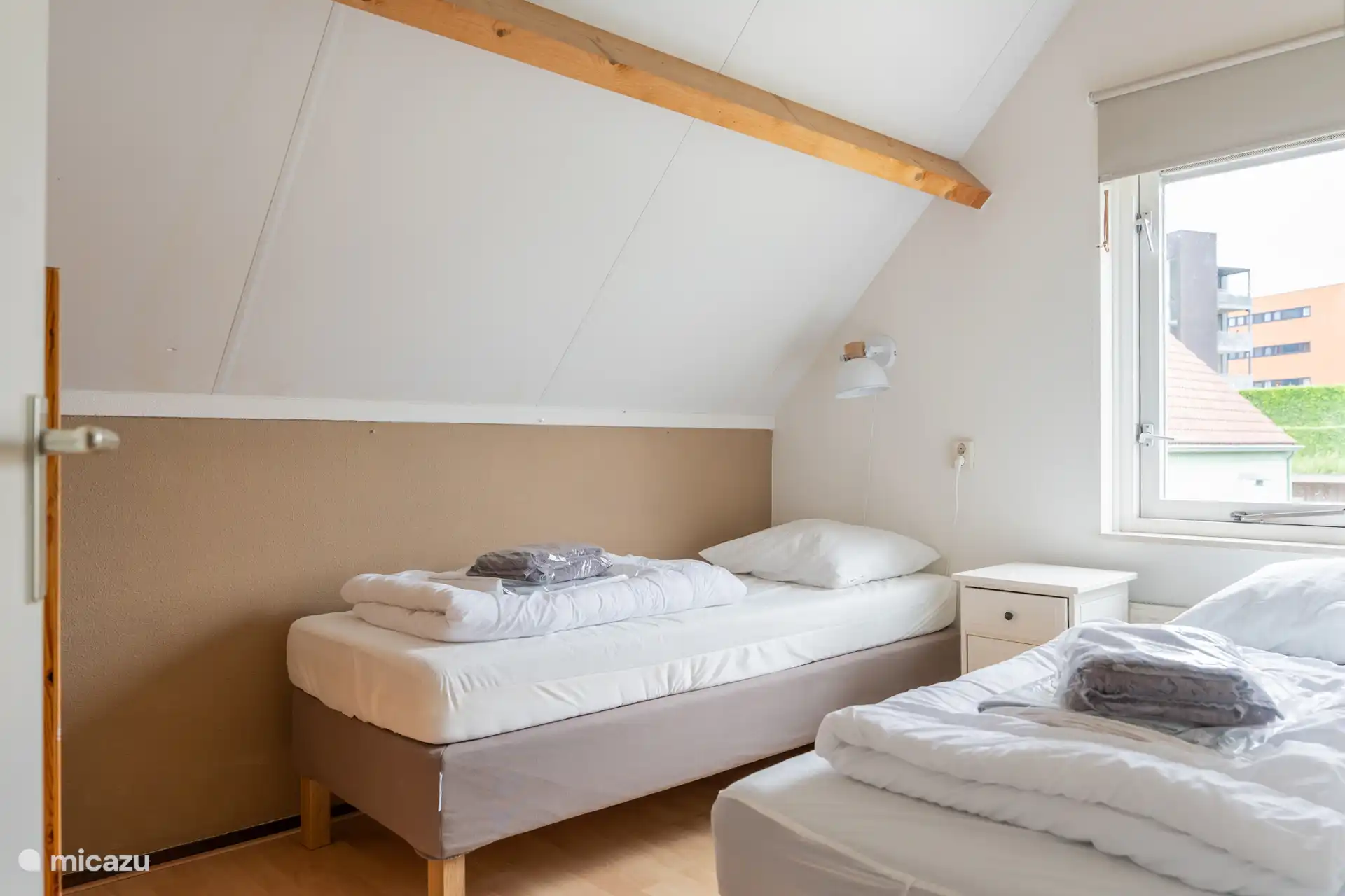 Room 4 
2 single beds